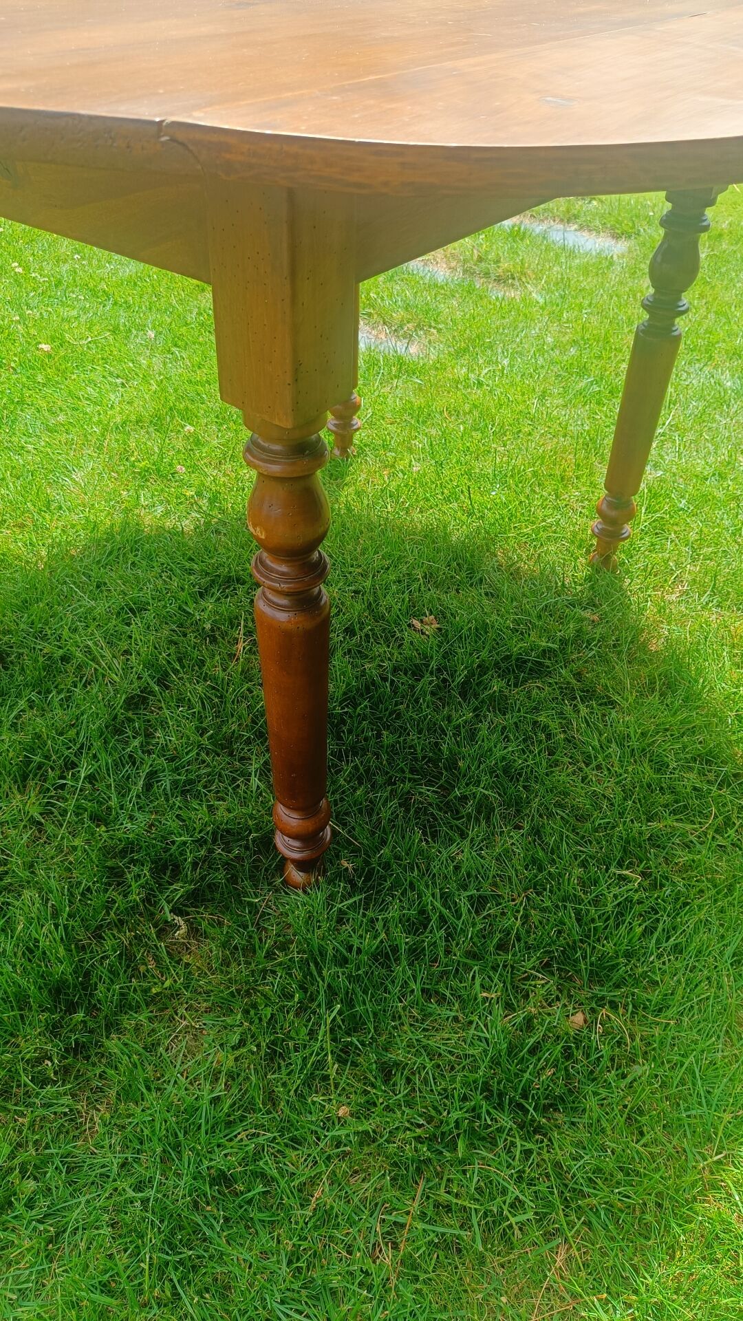 Folding wooden round table – Ø 115 cm