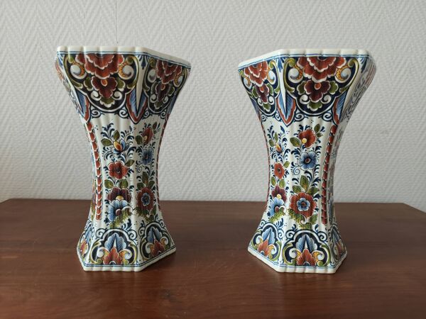 Paire de vases en faïence de Delft polychrome, Hollande, années 1960