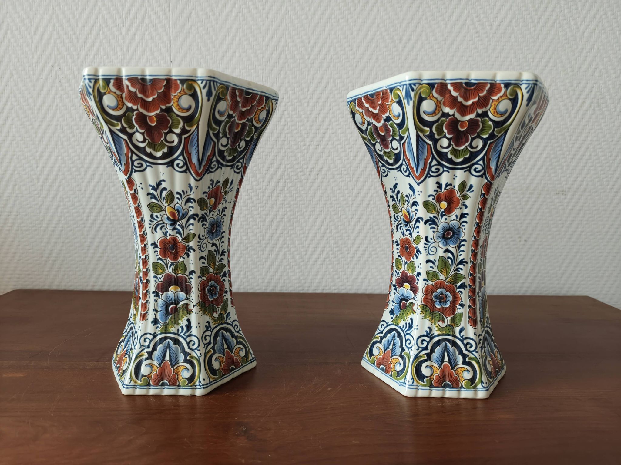 Paire de vases en faïence de Delft polychrome, Hollande, années 1960
