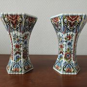 Paire de vases en faïence de Delft polychrome, Hollande, années 1960