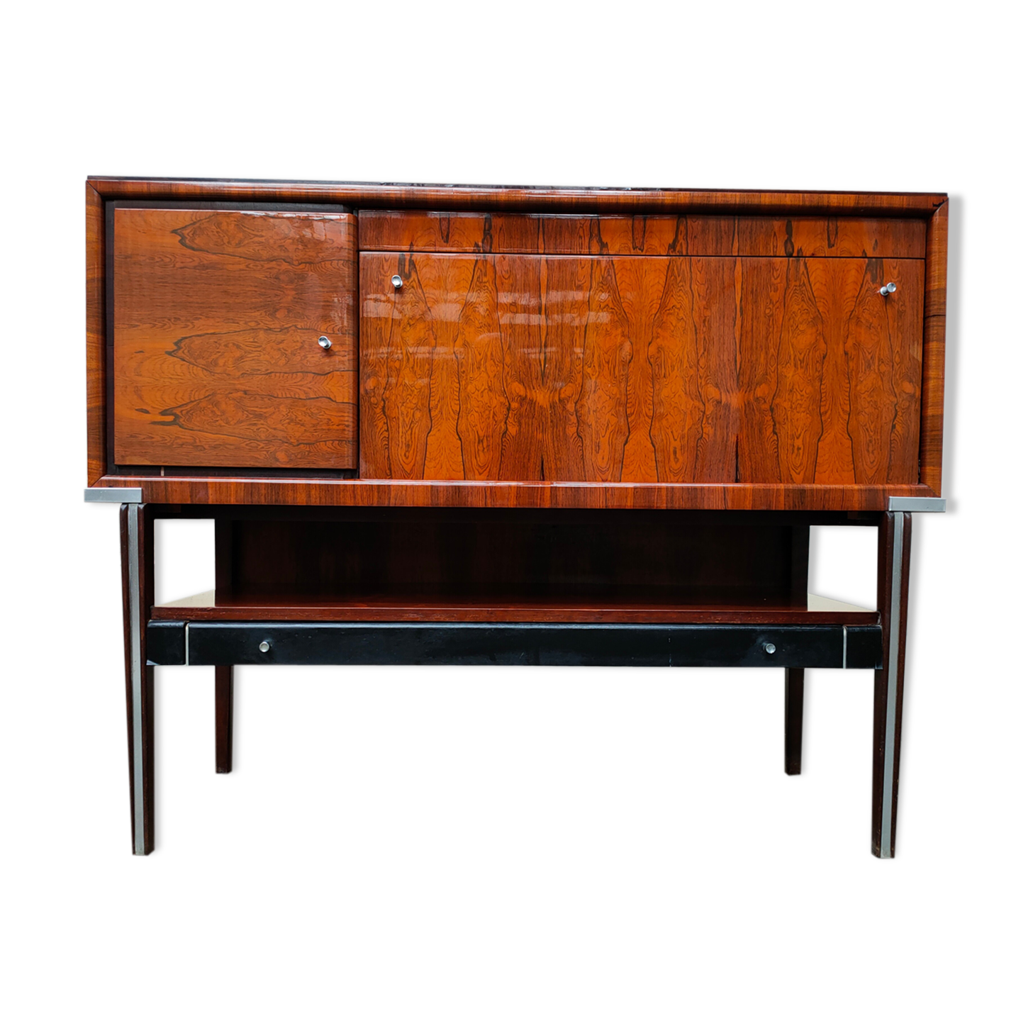 Rosewood-seeded string buffet