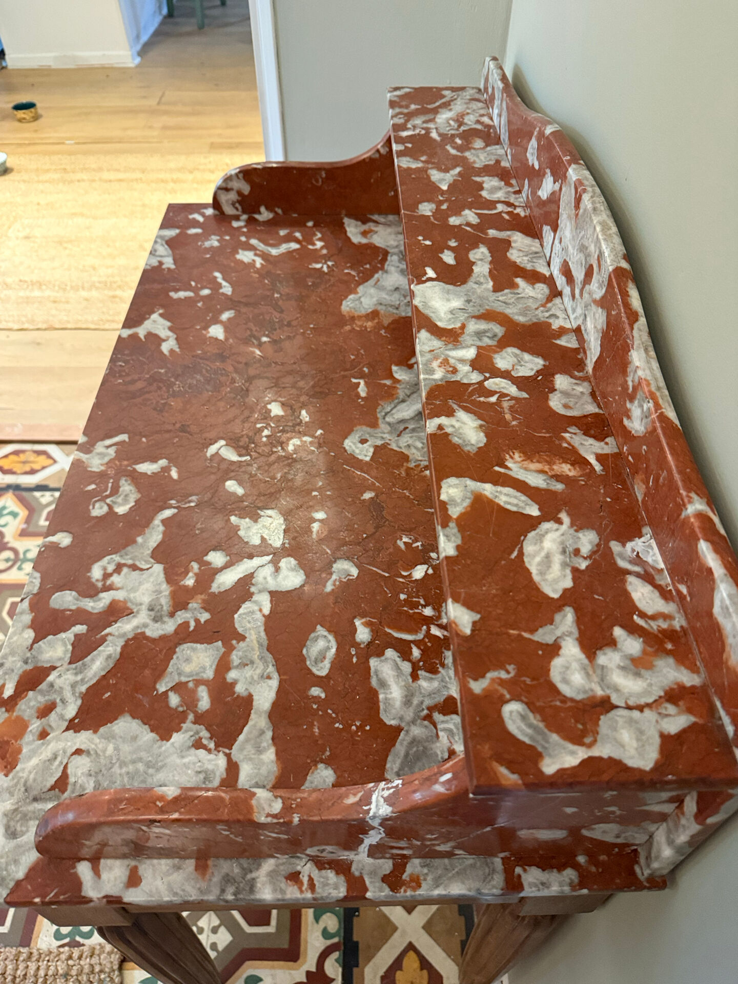 Art Deco console in walnut and marble.