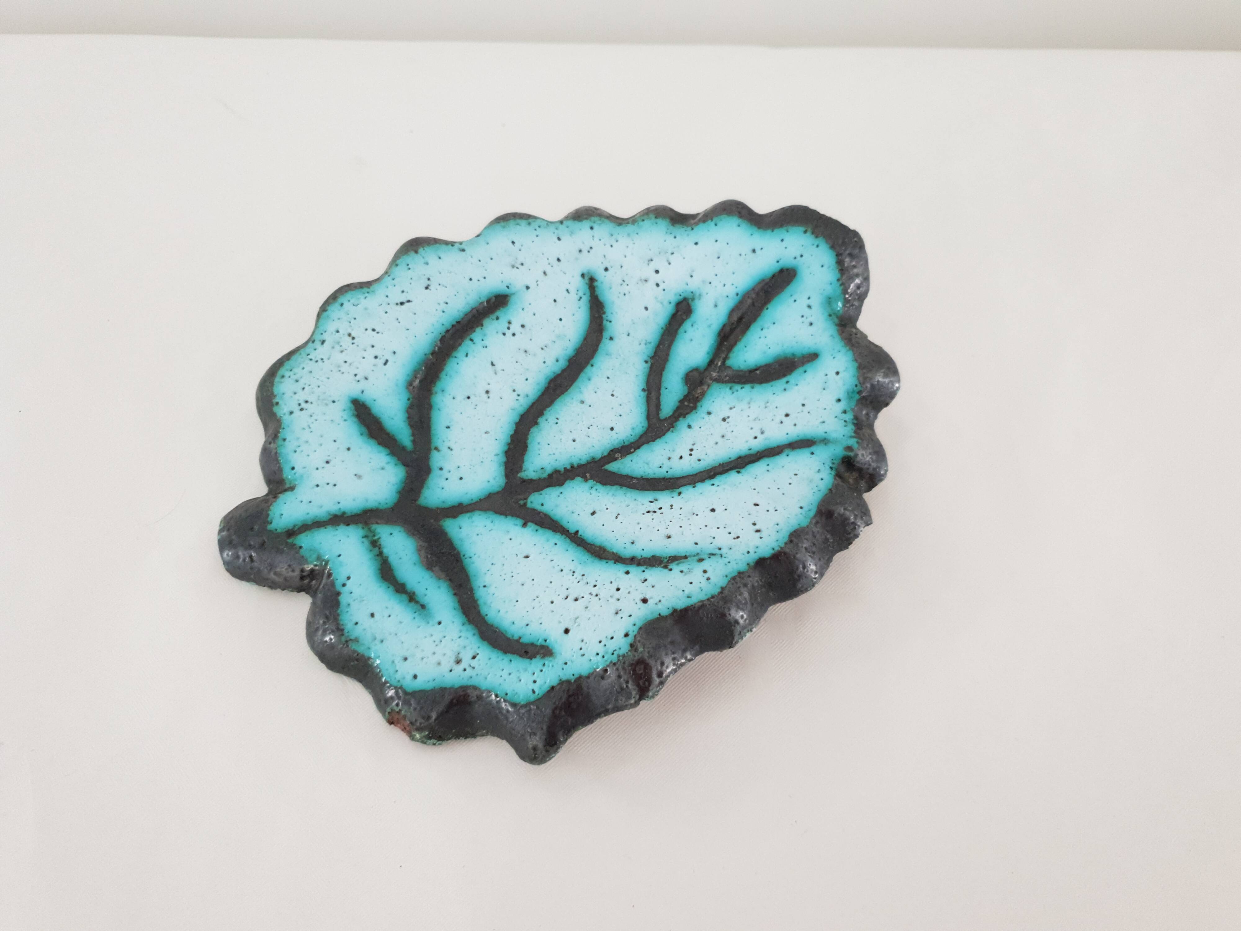 Enamelled ceramic leaf-shaped pocket emptier Signed ACCOLAY