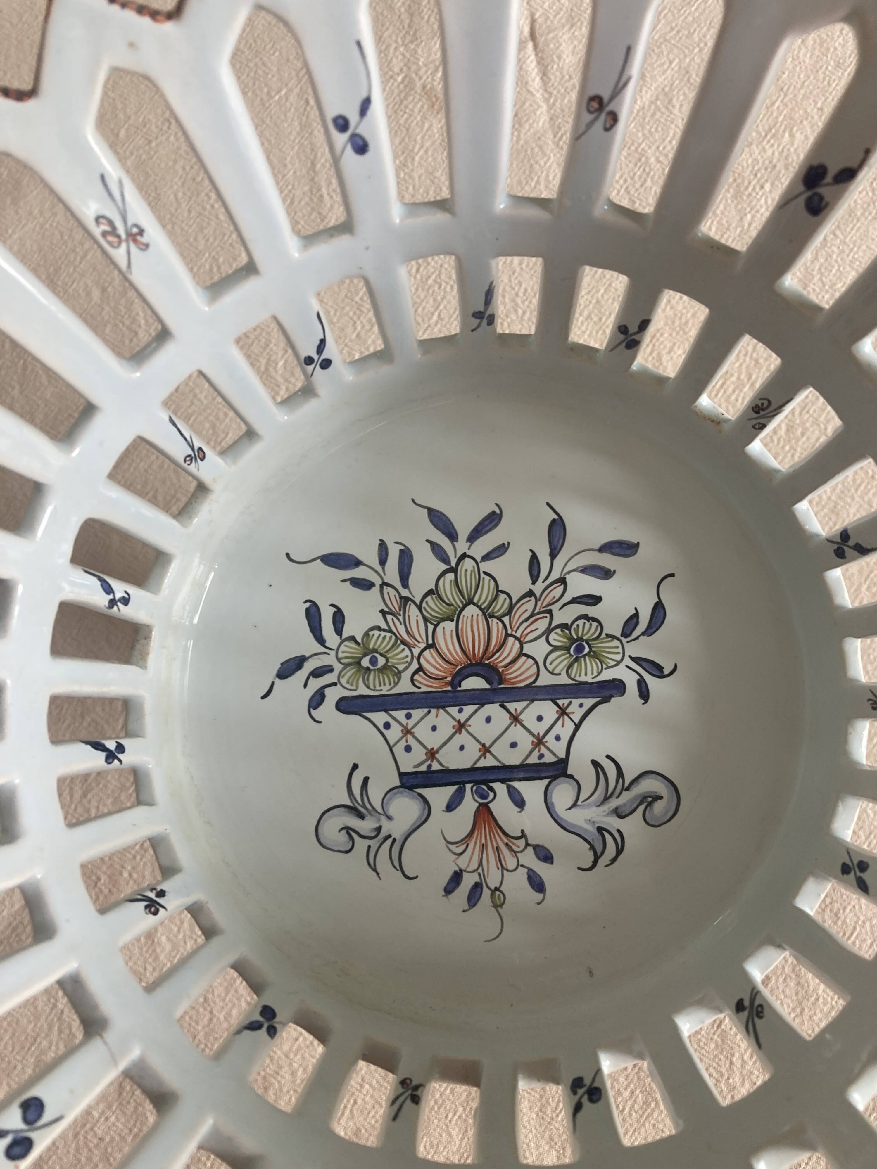 Coupe à fruits, corbeille ajourée en faïence de Malicorne, XXe siecle
