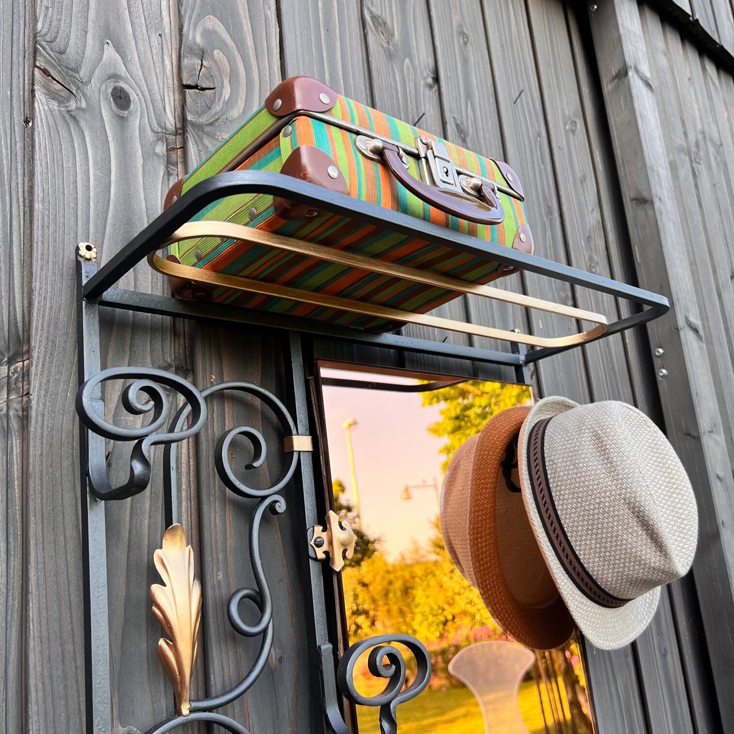 Vestiaire d’entrée en fer forgé noir et doré
