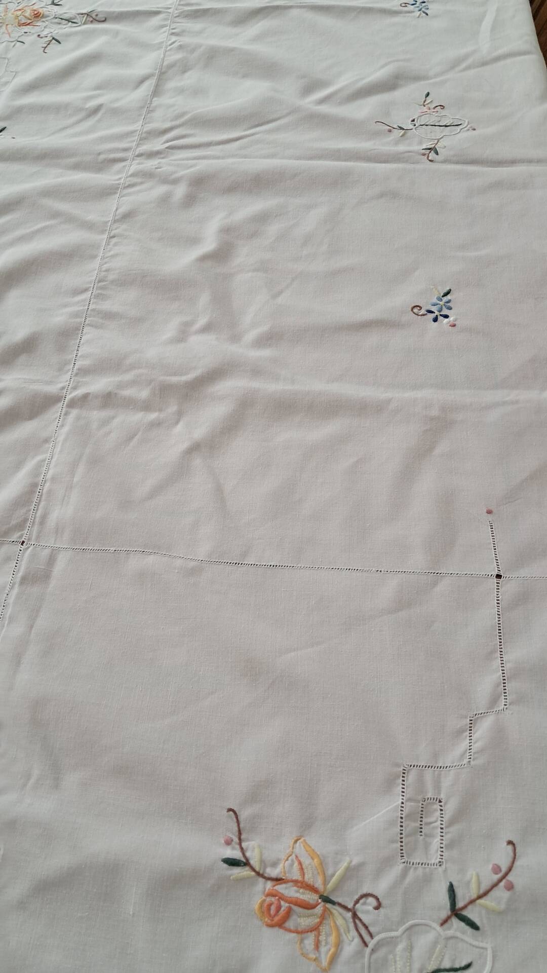 Antique hand-embroidered tablecloth with floral patterns and Richelieu cutwork – 160 x