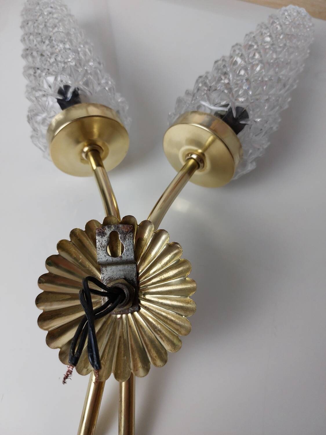 Gold wall light with diamond tips