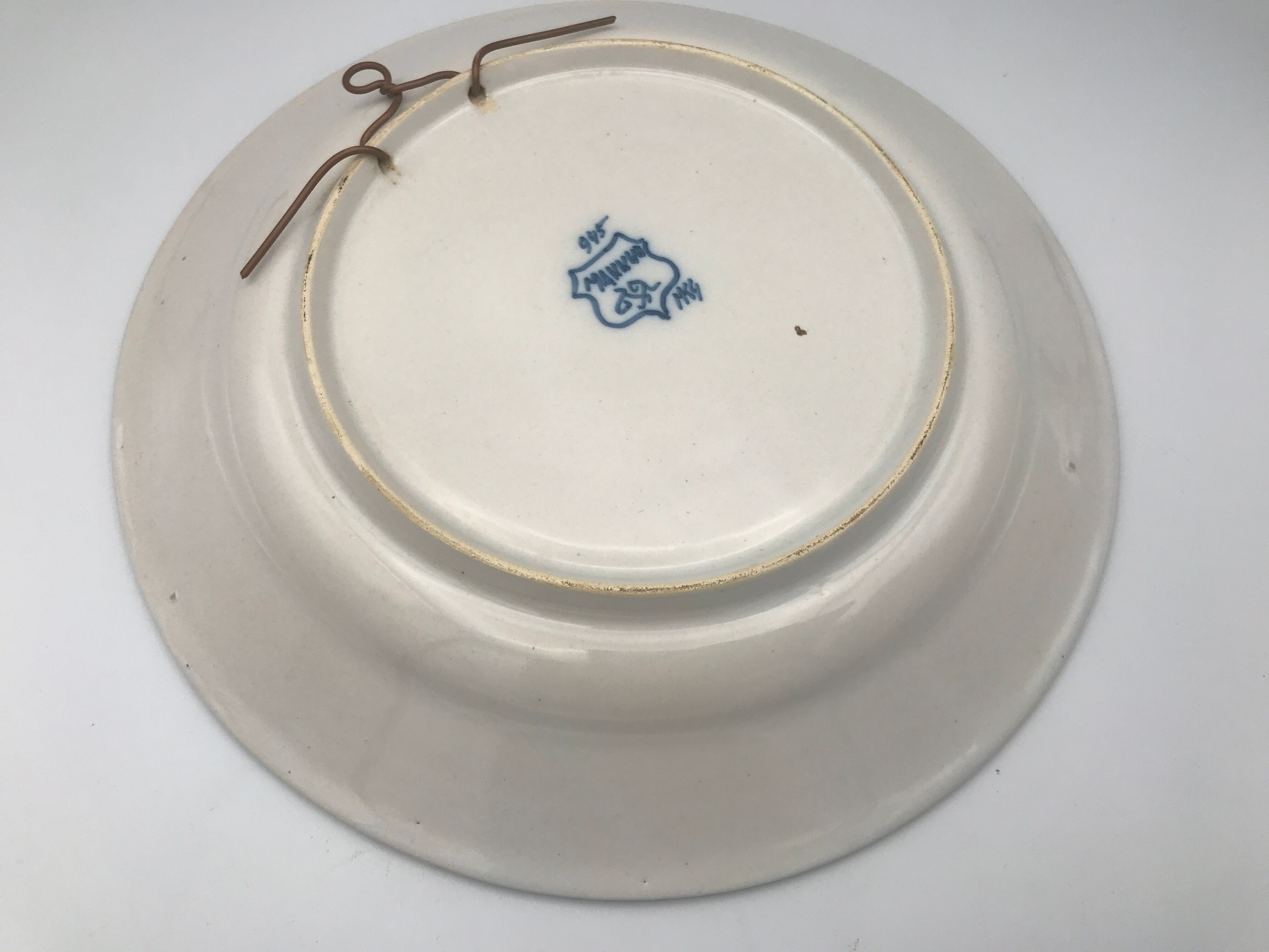 Wall plate in earthenware decorated with painting of flowers and bird 28 cm