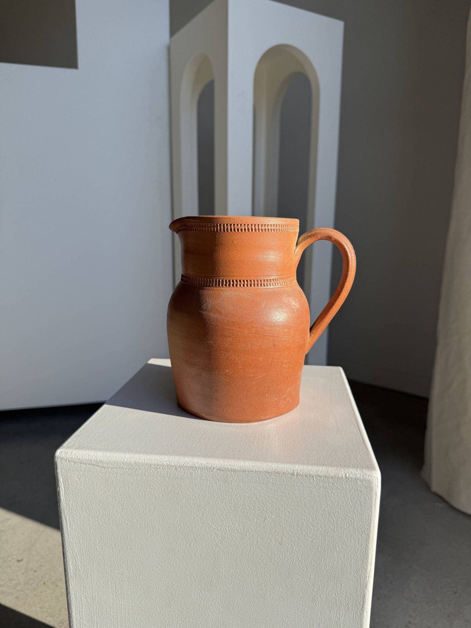 Grande carafe en grès orange Grès Bonneval Made in France au dessous H18