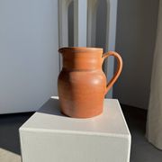 Grande carafe en grès orange Grès Bonneval Made in France au dessous H18