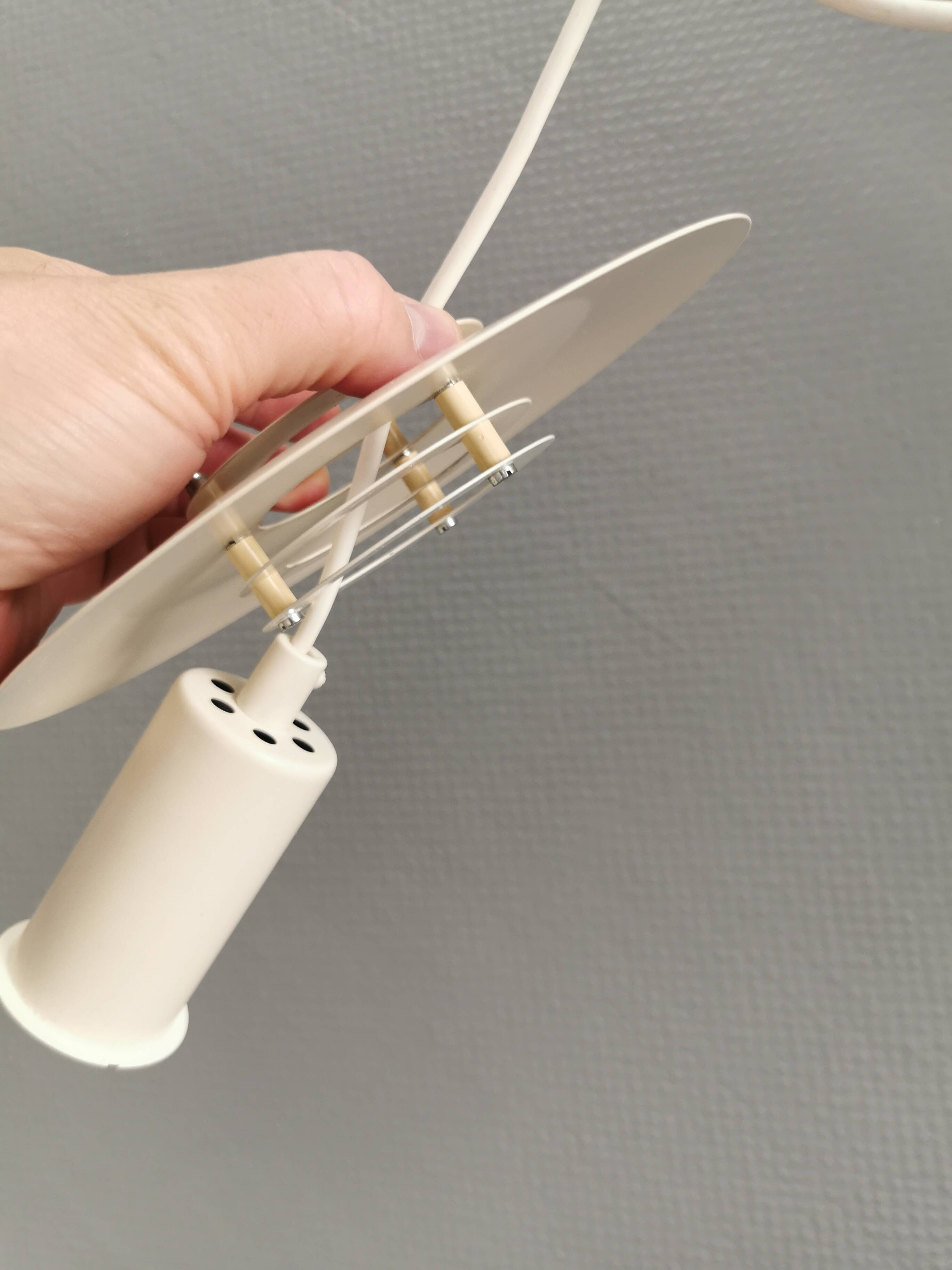 Une lampe suspendue minimaliste blanche de Lyfa Danemark, années 1980.