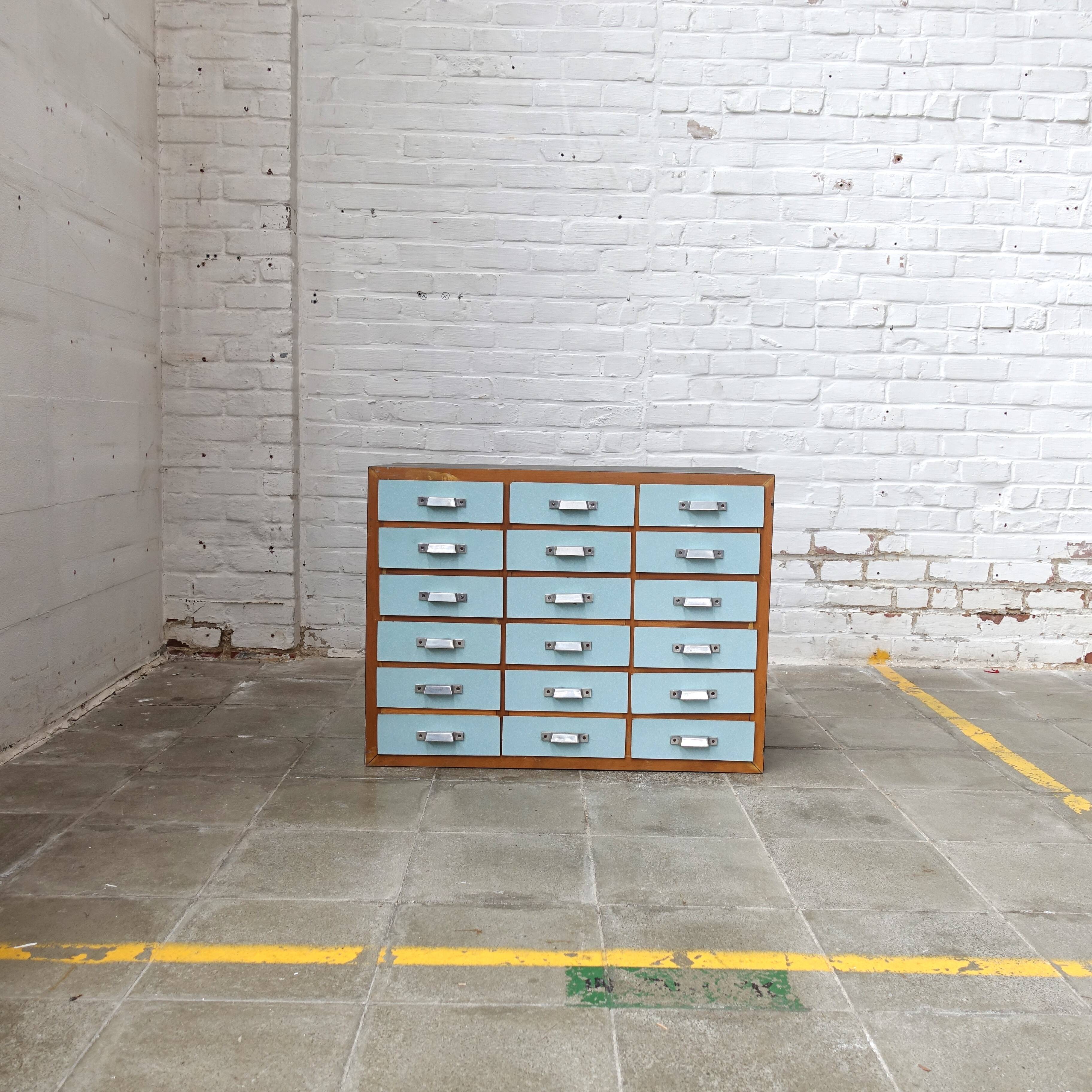 Armoire à tiroirs industrielle colorée