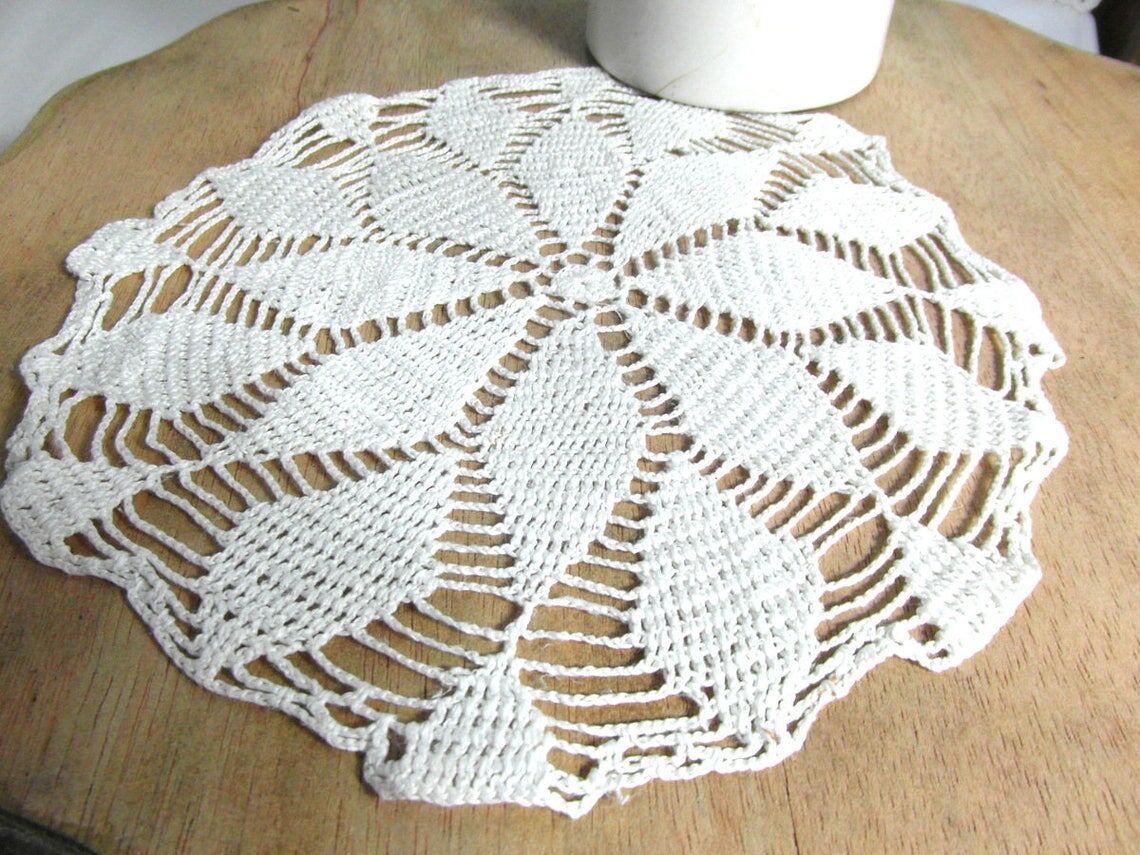 Round placemat in French crocheted lace in white cotton