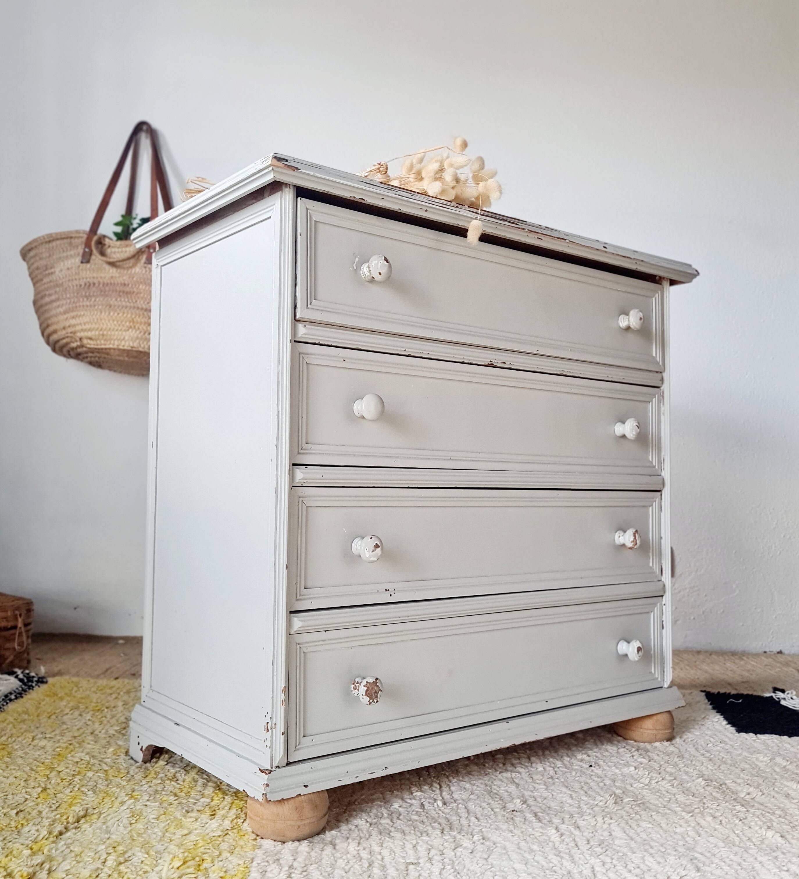 Commode ancienne à 4 tiroirs en bois peint gris perle patiné et pieds boules