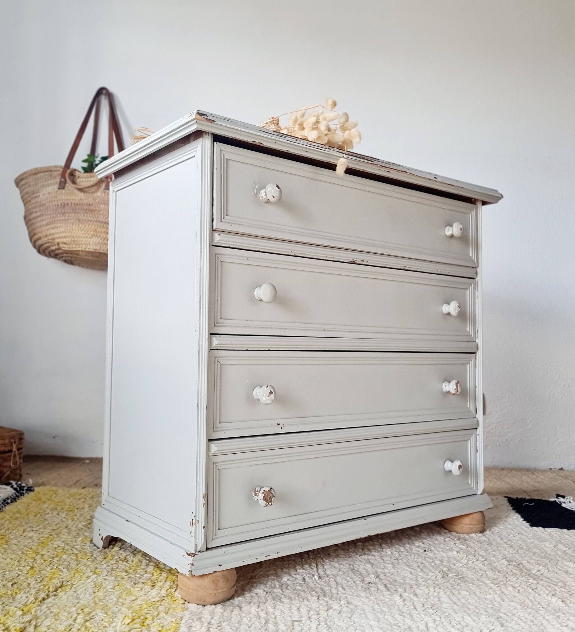 Antique chest of drawers with 4 drawers – Patinated pearl grey & ball feet