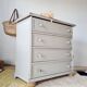 Commode ancienne à 4 tiroirs en bois peint gris perle patiné et pieds boules