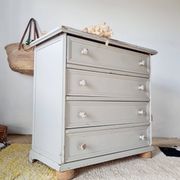 Antique chest of drawers with 4 drawers – Patinated pearl grey & ball feet