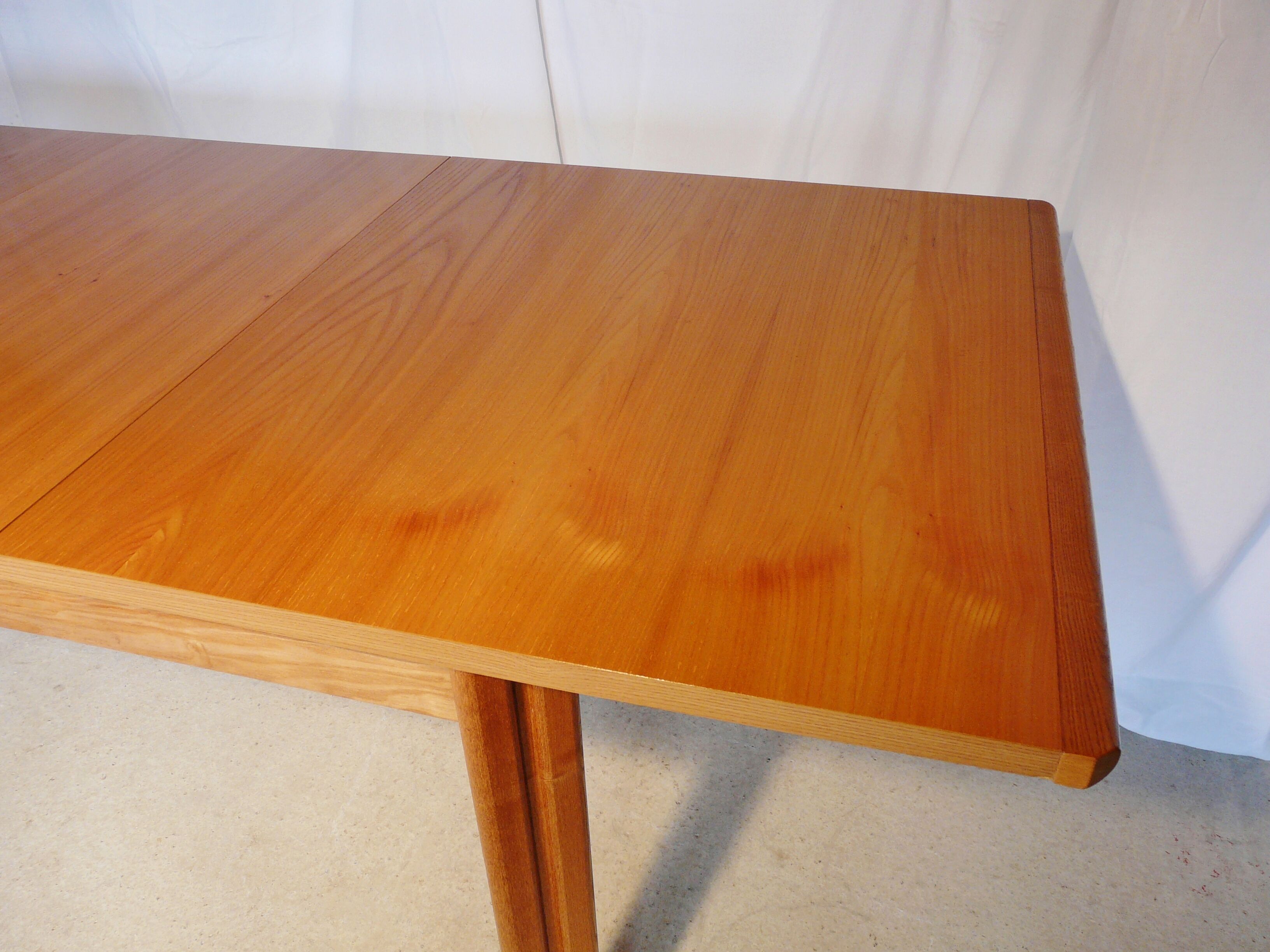 Extendable rectangular table in blond wood