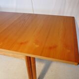 Extendable rectangular table in blond wood
