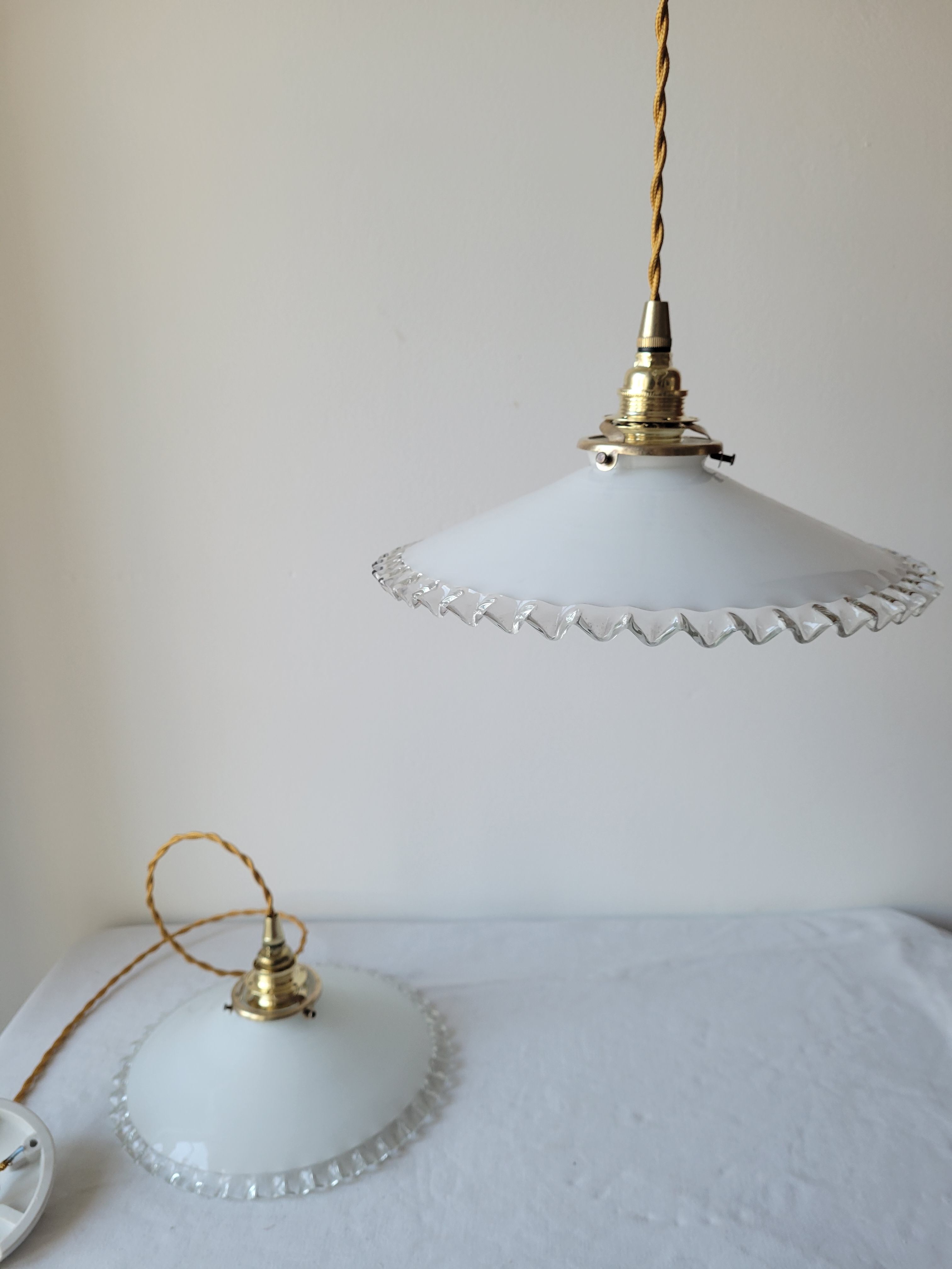 Pair of serrated opaline suspensions