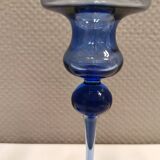 Holmegaard, suite de deux bougeoirs, modèle Cassiopeia en verre bleu saphir.
