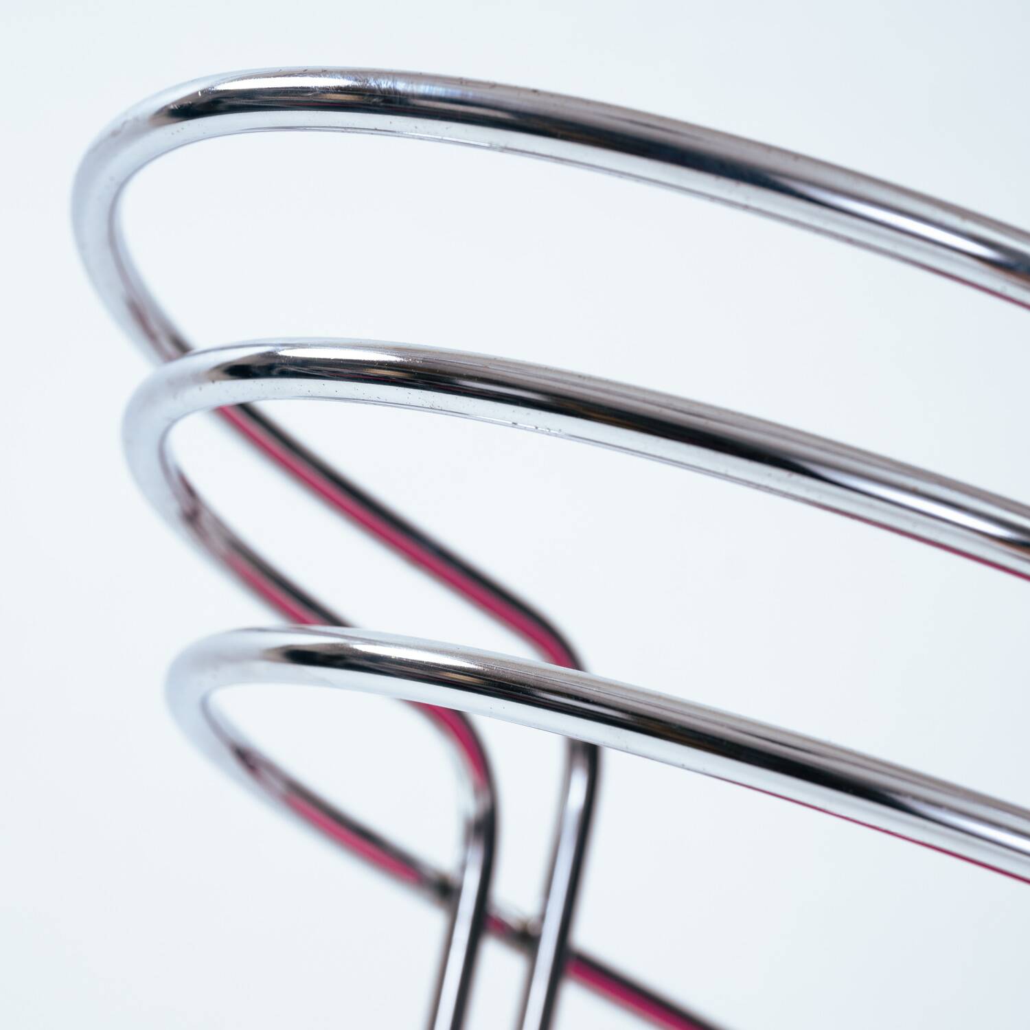 Ensemble de quatre chaises de salle à manger italiennes des années 50 en chrome et velours rose.