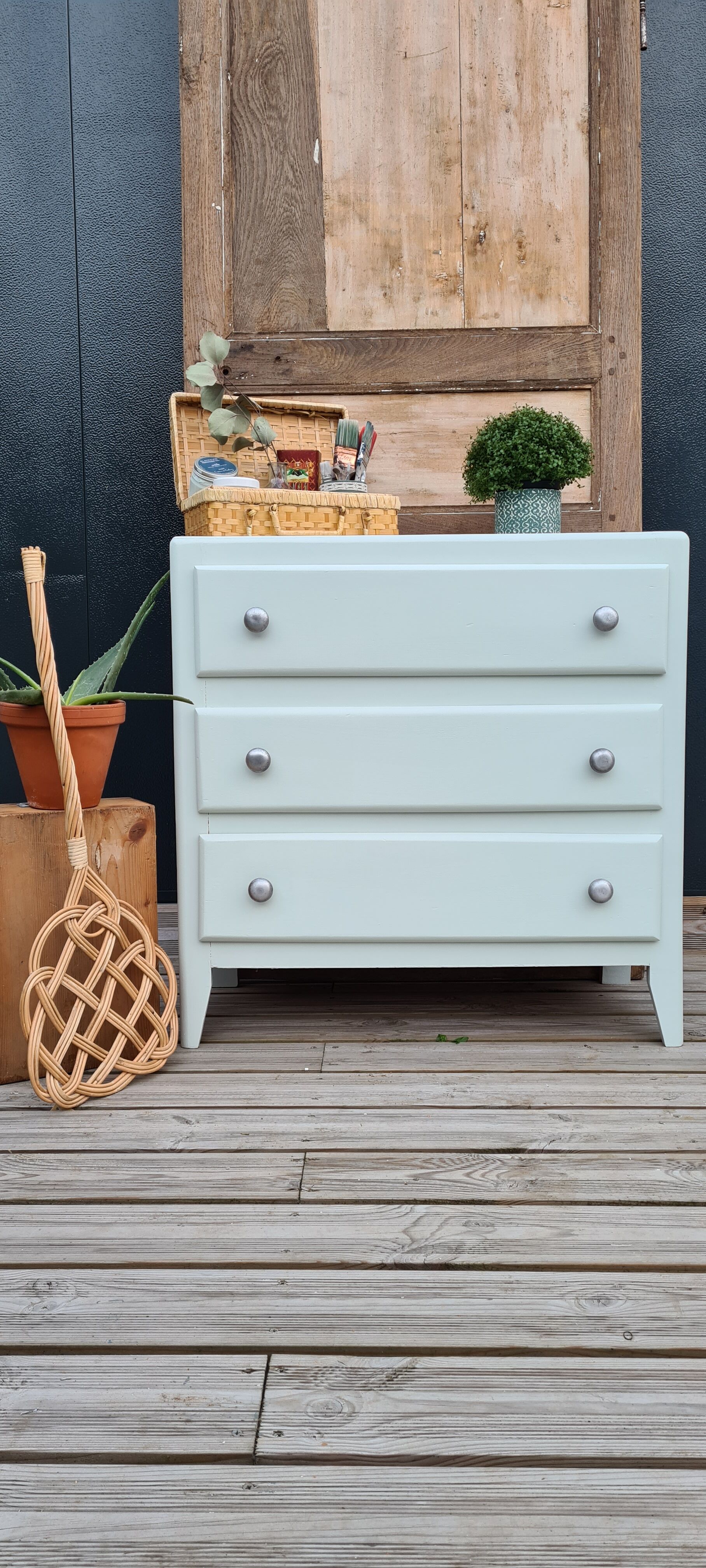 Chest of drawer compass feet