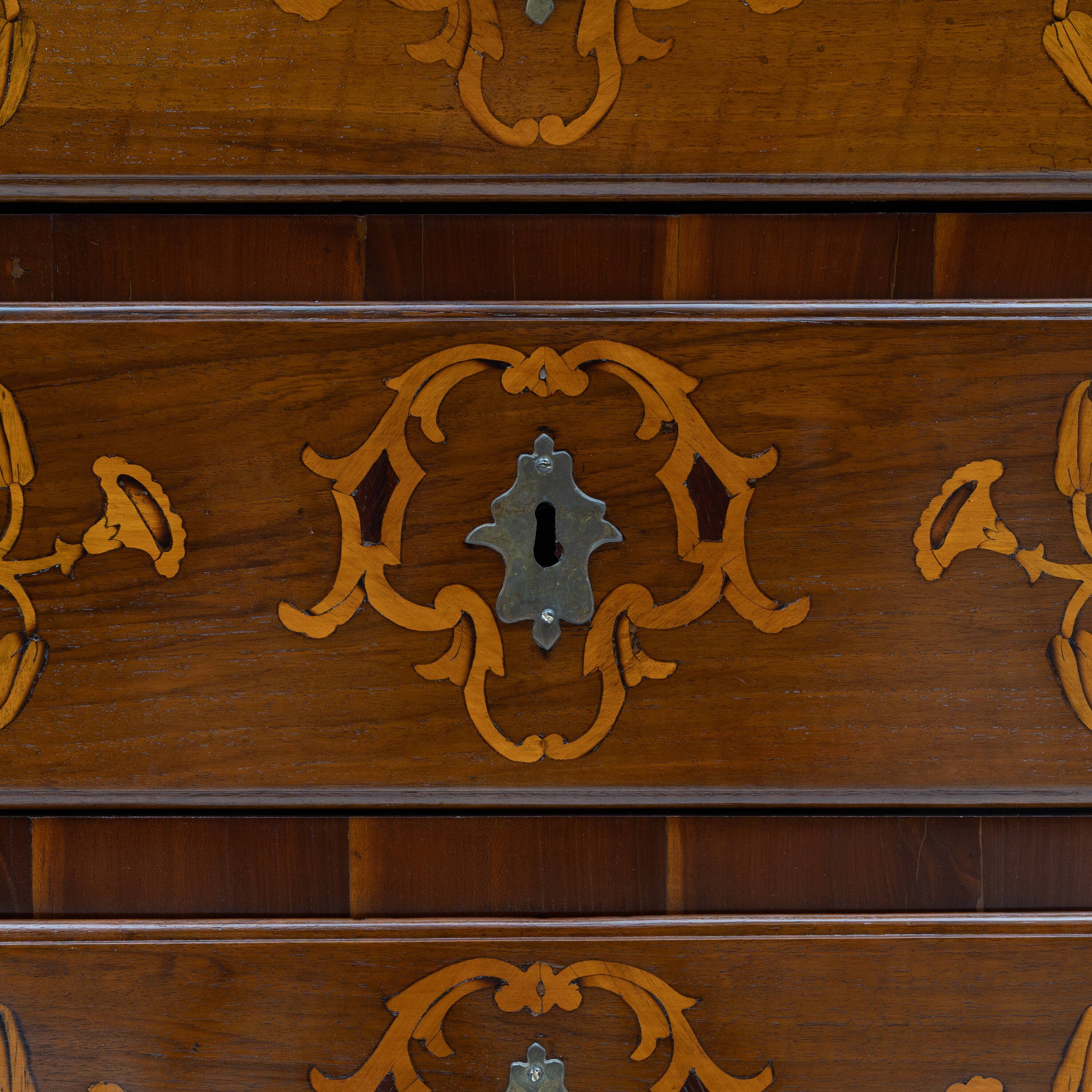 Chest of Drawers in Solid Italian Walnut with Maple Inlays, late 18th