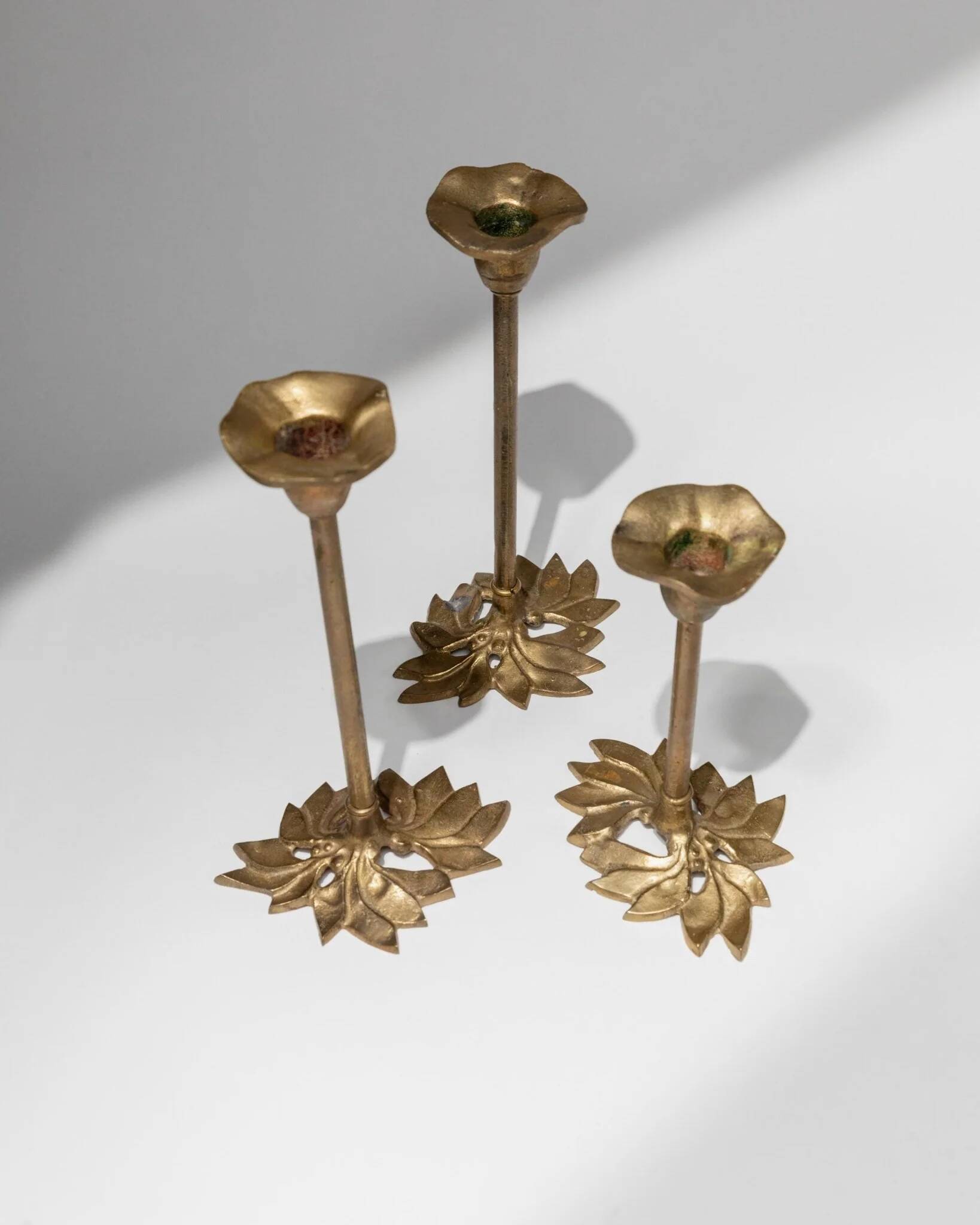 Set of 3 Doré Laiton Candle Holders – Art Nouveau Flower & Leaf Design, Italy, 1940s