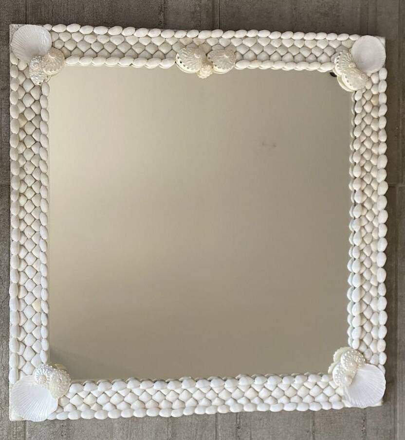 Miroir en bois et coquillages