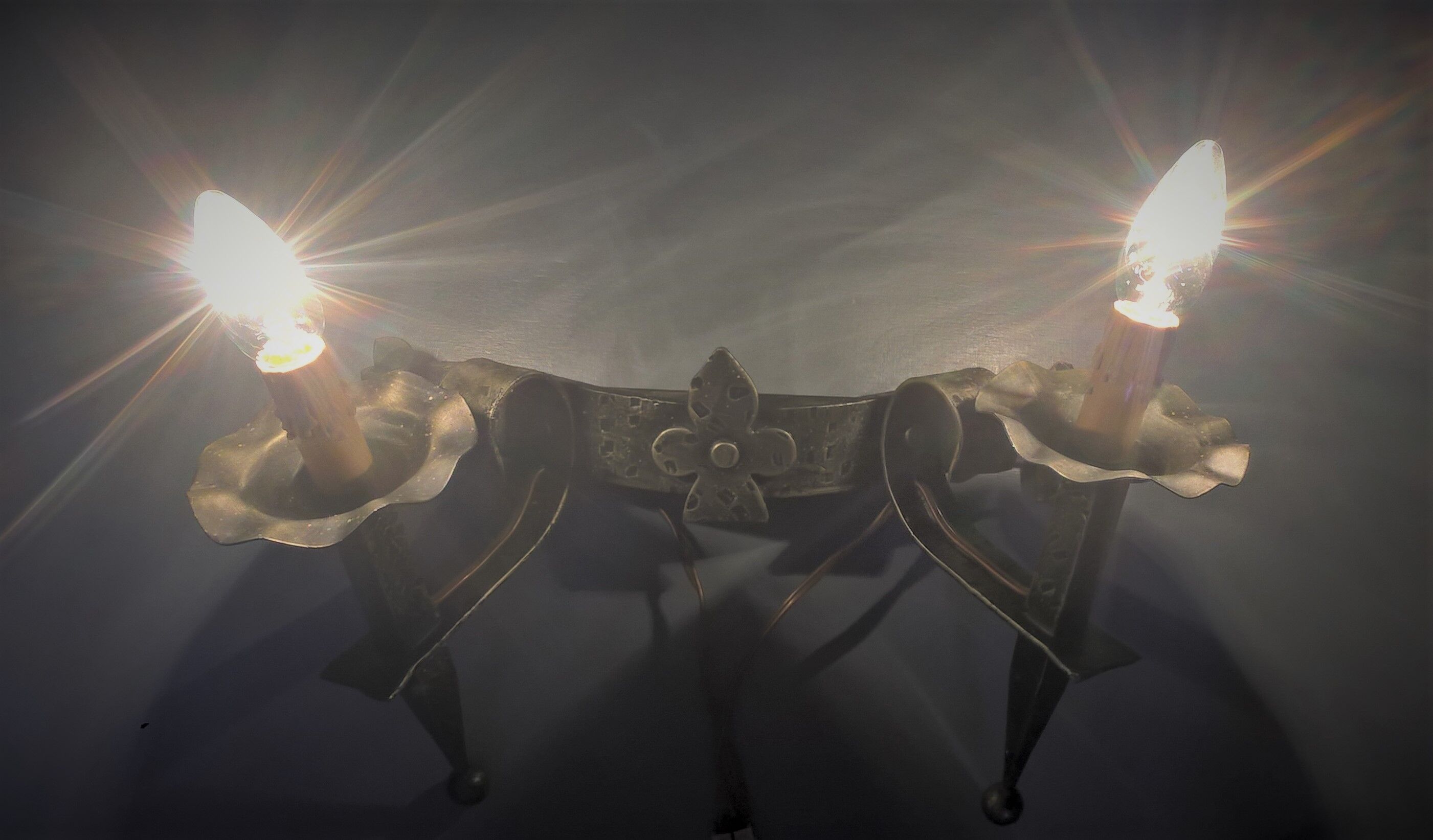 Applies two fires and fleur-de-lys in hammered wrought iron and patina in the old way in the medieval taste