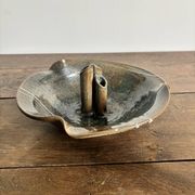 Coupe pique-fleurs en grès signée – Céramique vintage