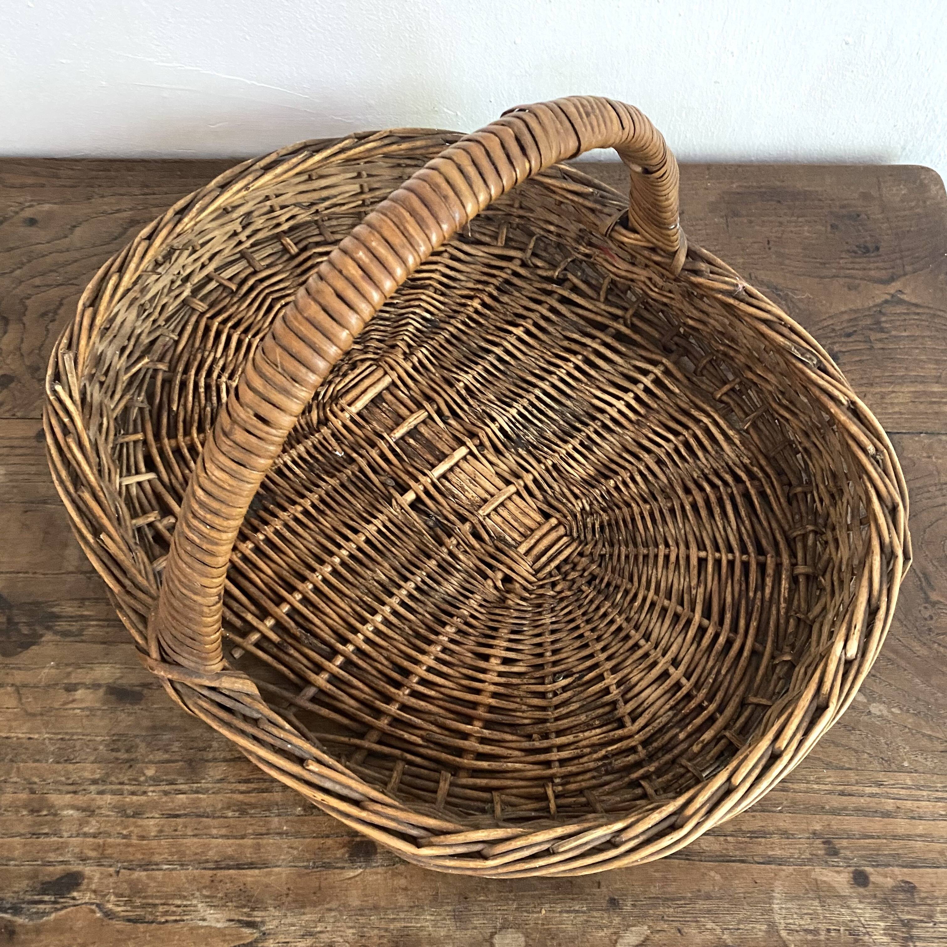 Flat-bottomed woven wicker basket