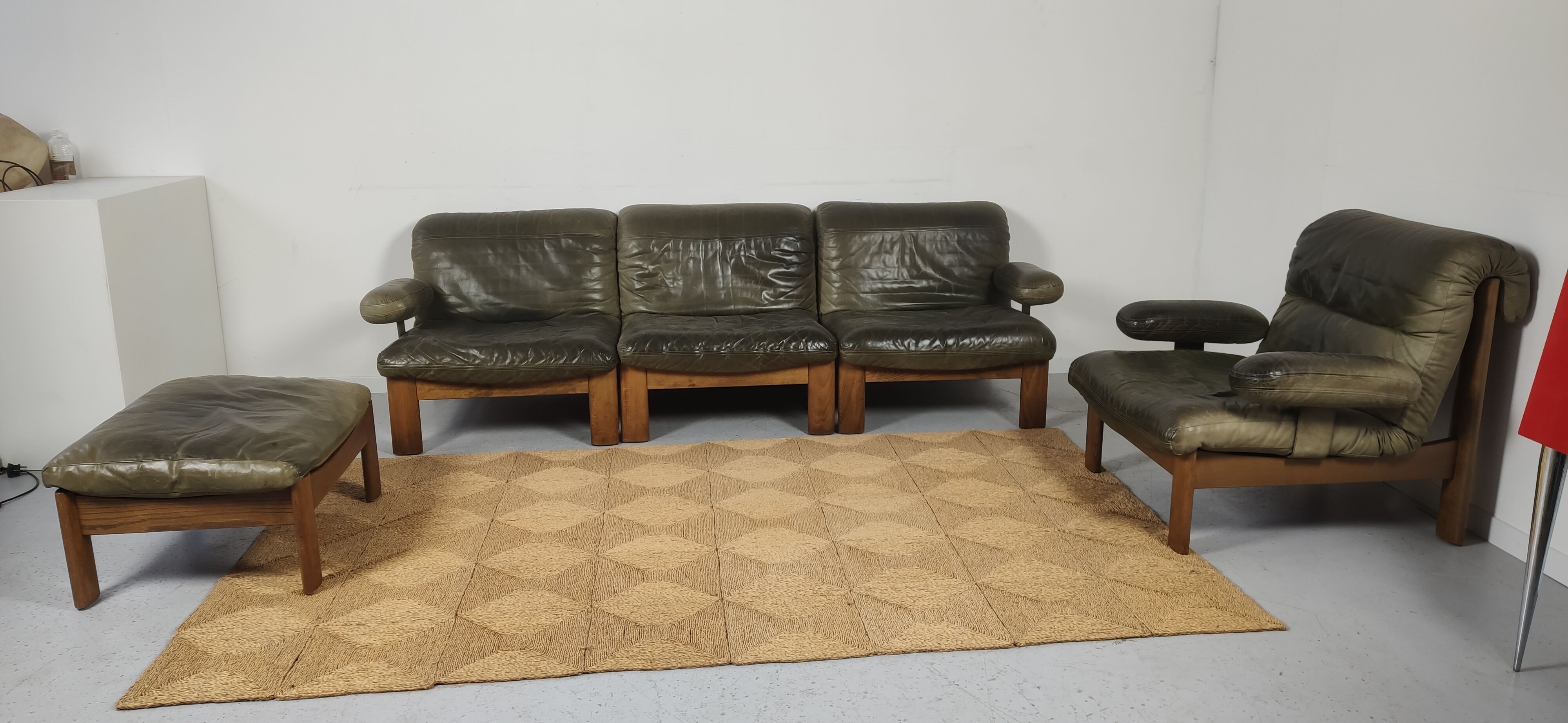 Modulable sofa an armchair in leather and wood