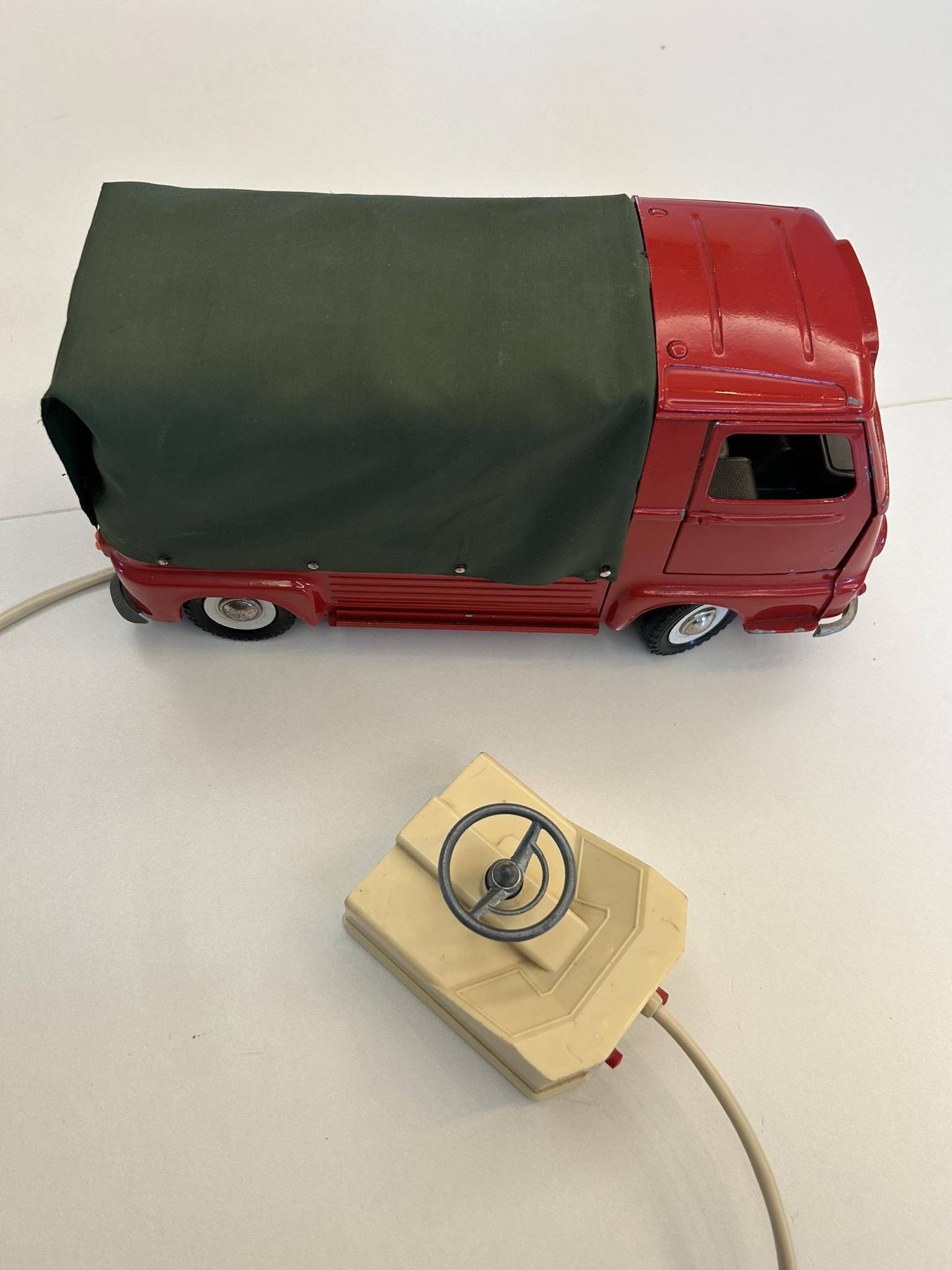 Red Renault estafette guided by a wire