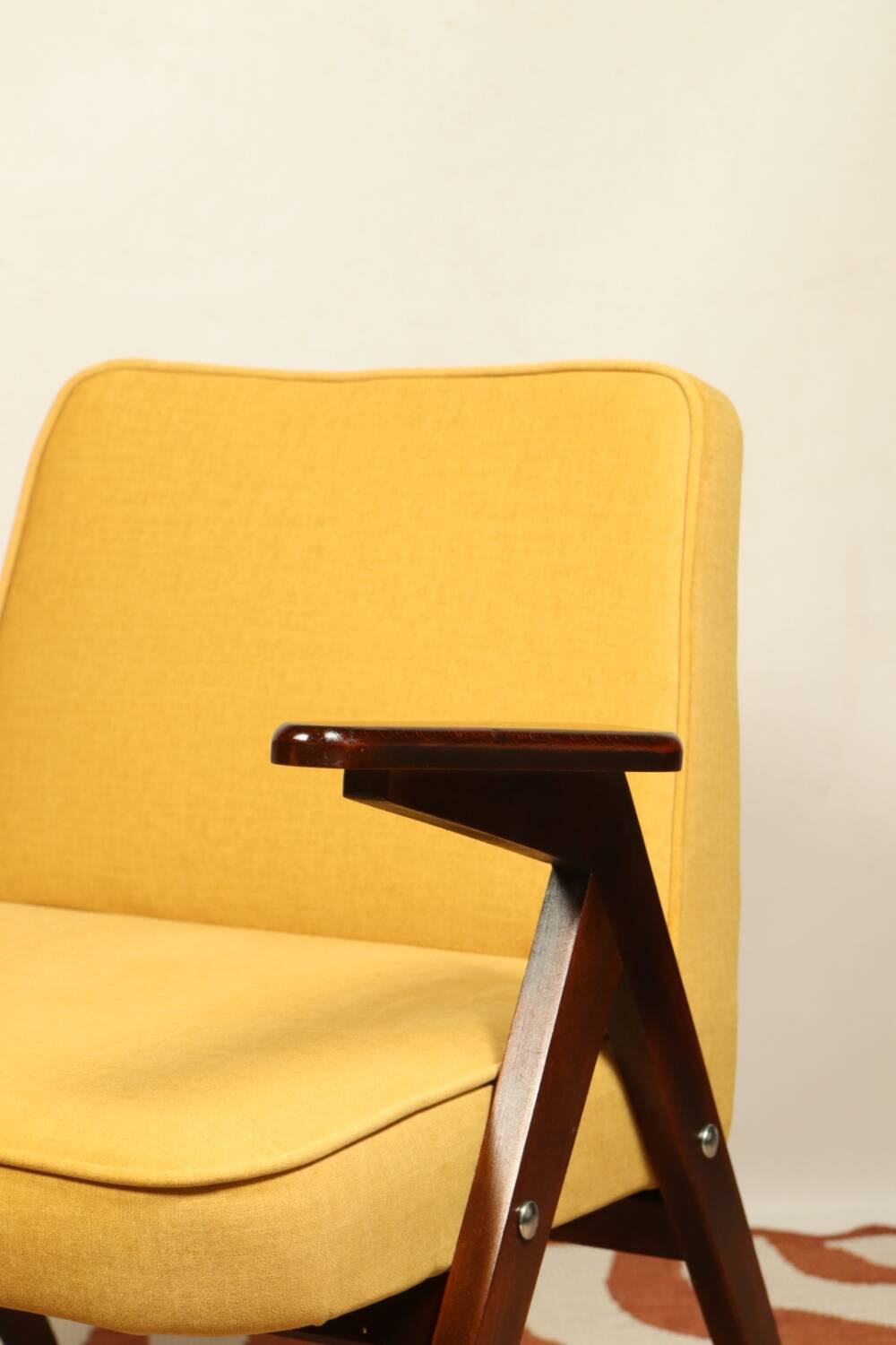 Fauteuil en bois et velours jaune par Chierowski