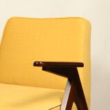 Fauteuil en bois et velours jaune par Chierowski