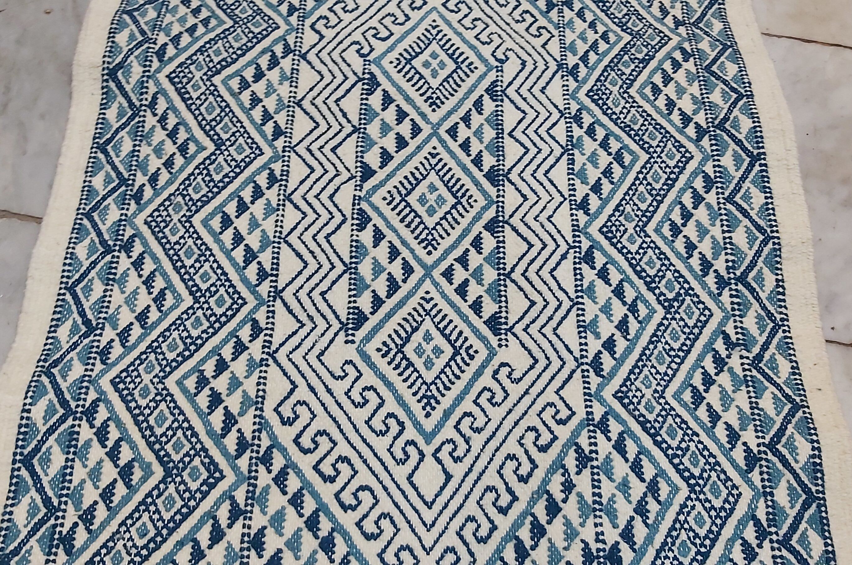 Tapis kilim bleu et blanc fait main 155 x 75 cm