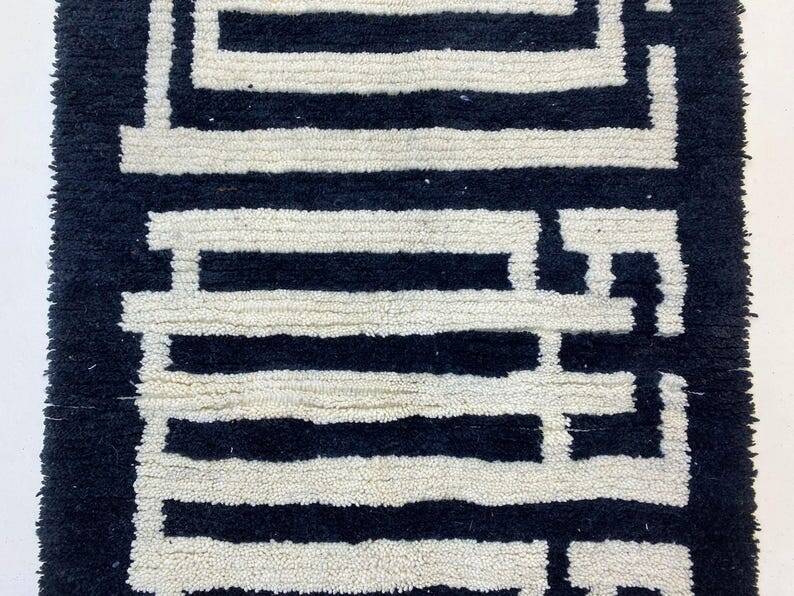 Ecru Berber rug with geometric patterns, 250cm x 150cm