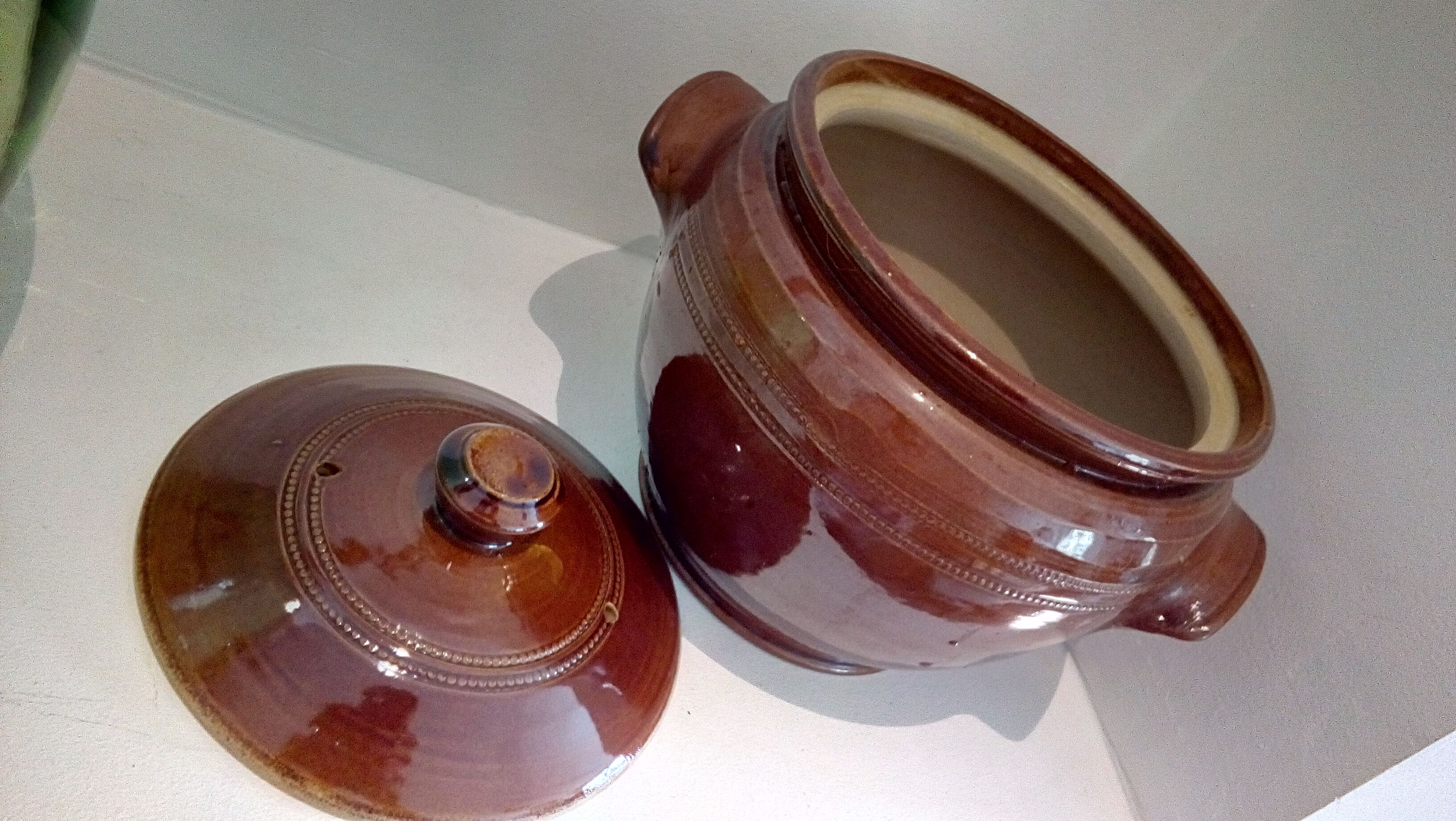 Enamelled sandstone pot