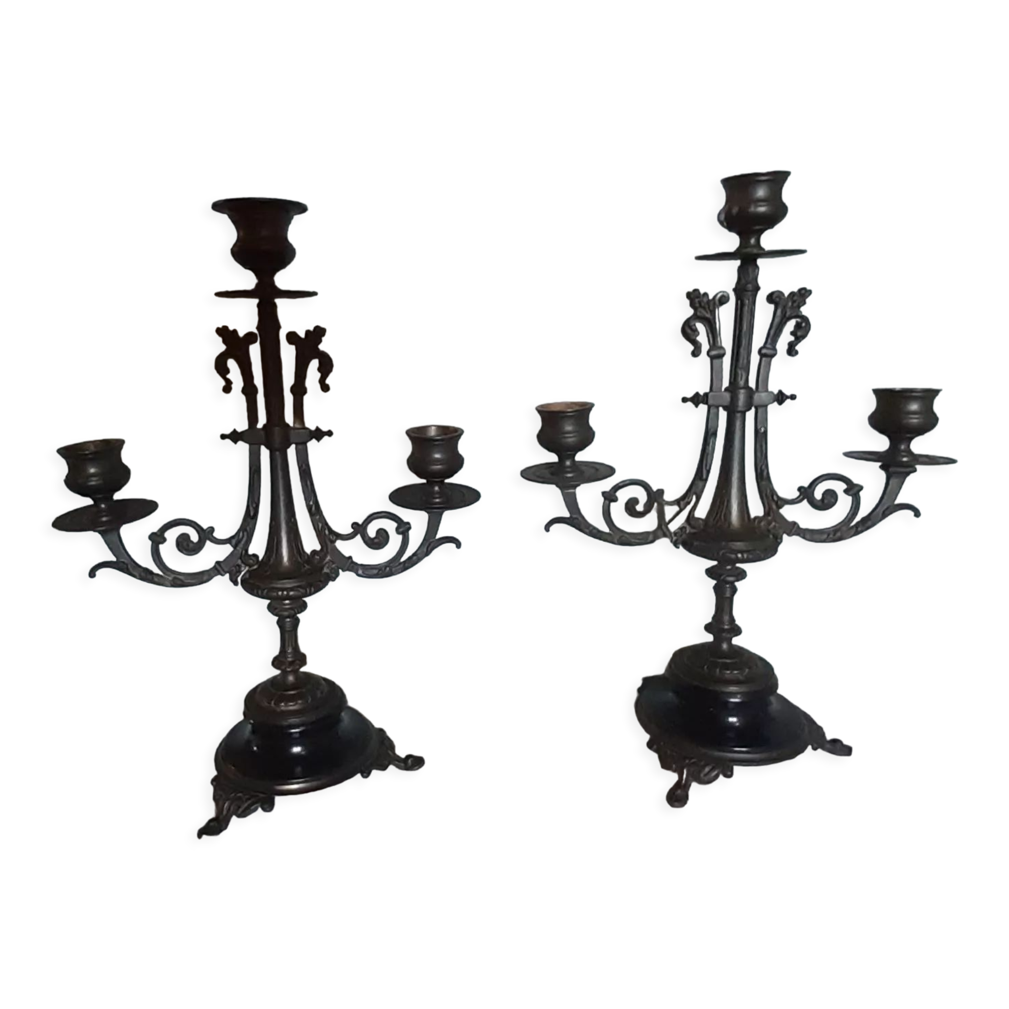 Ancienne paire de chandeliers dorés rocaille sur socle en onyx - France