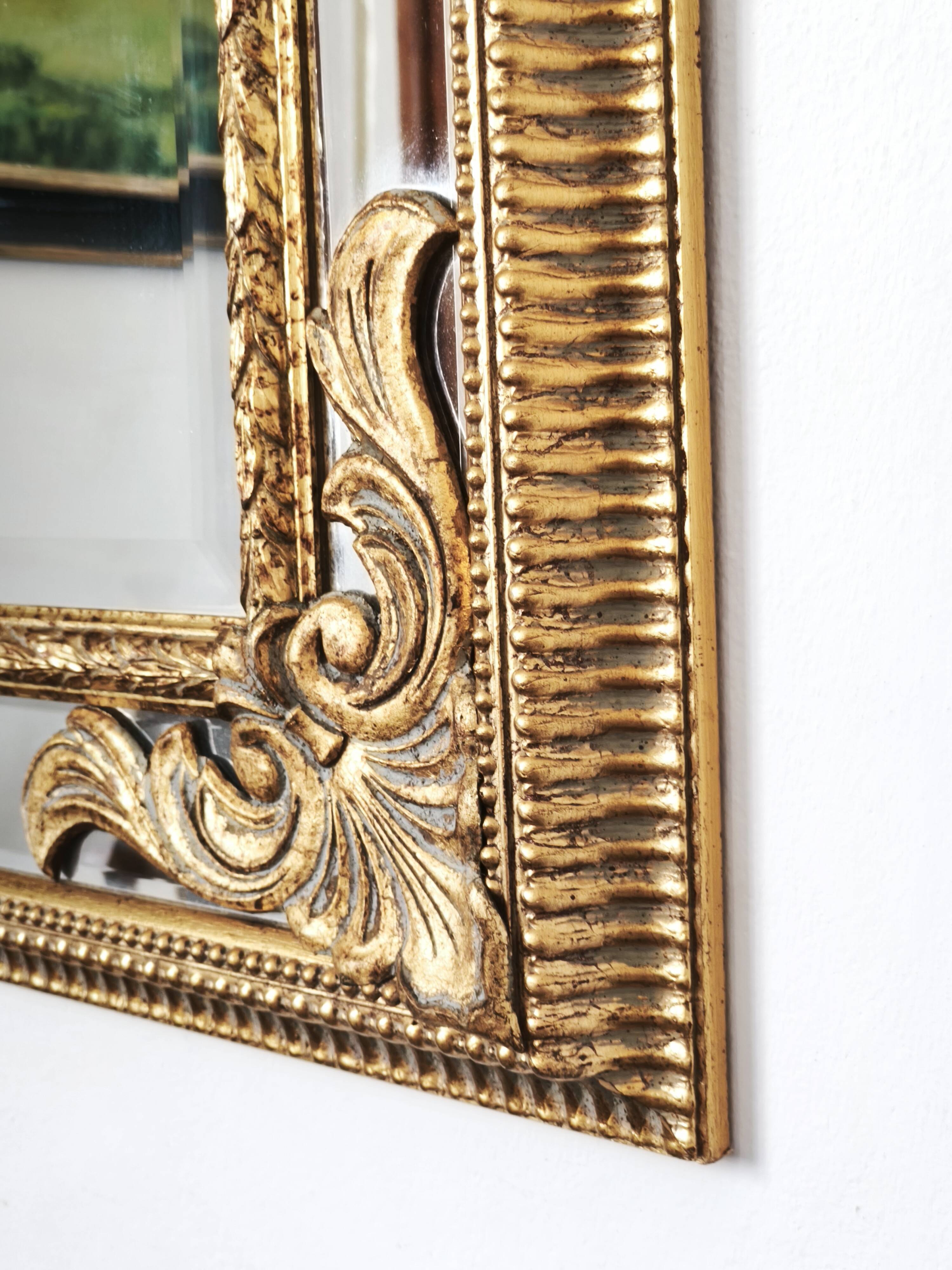 Grand miroir italien doré en bois à verre biseauté