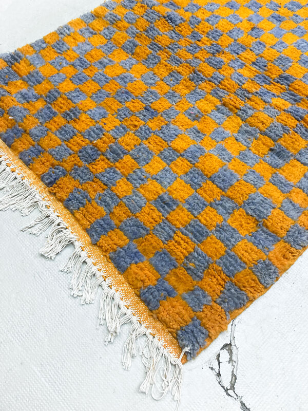 Tapis berbère marocain Boujaad orange et gris à carreaux 145x103cm