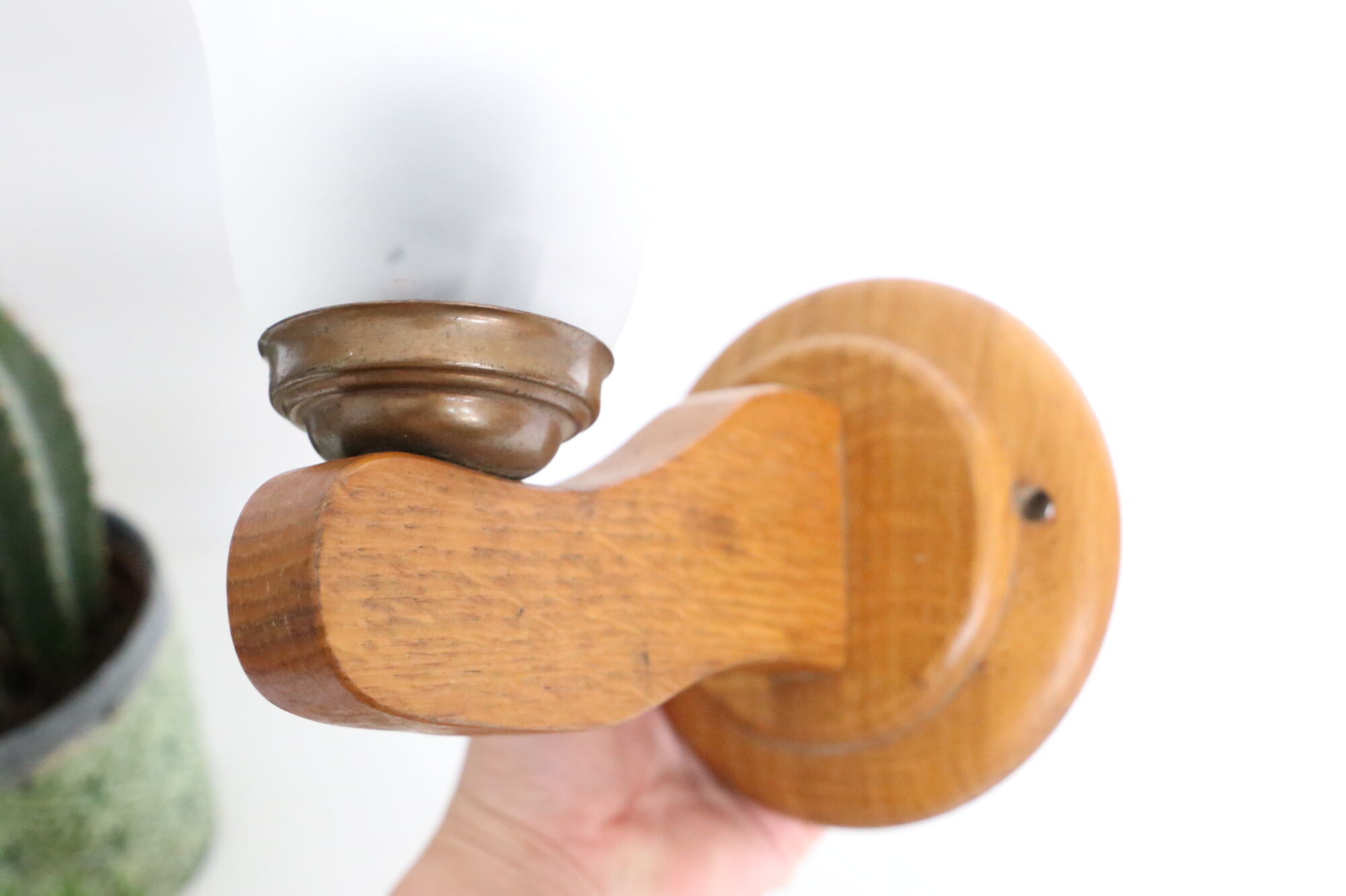 Duo of wooden appliques and tulip globe in scrambled glass, based on brass