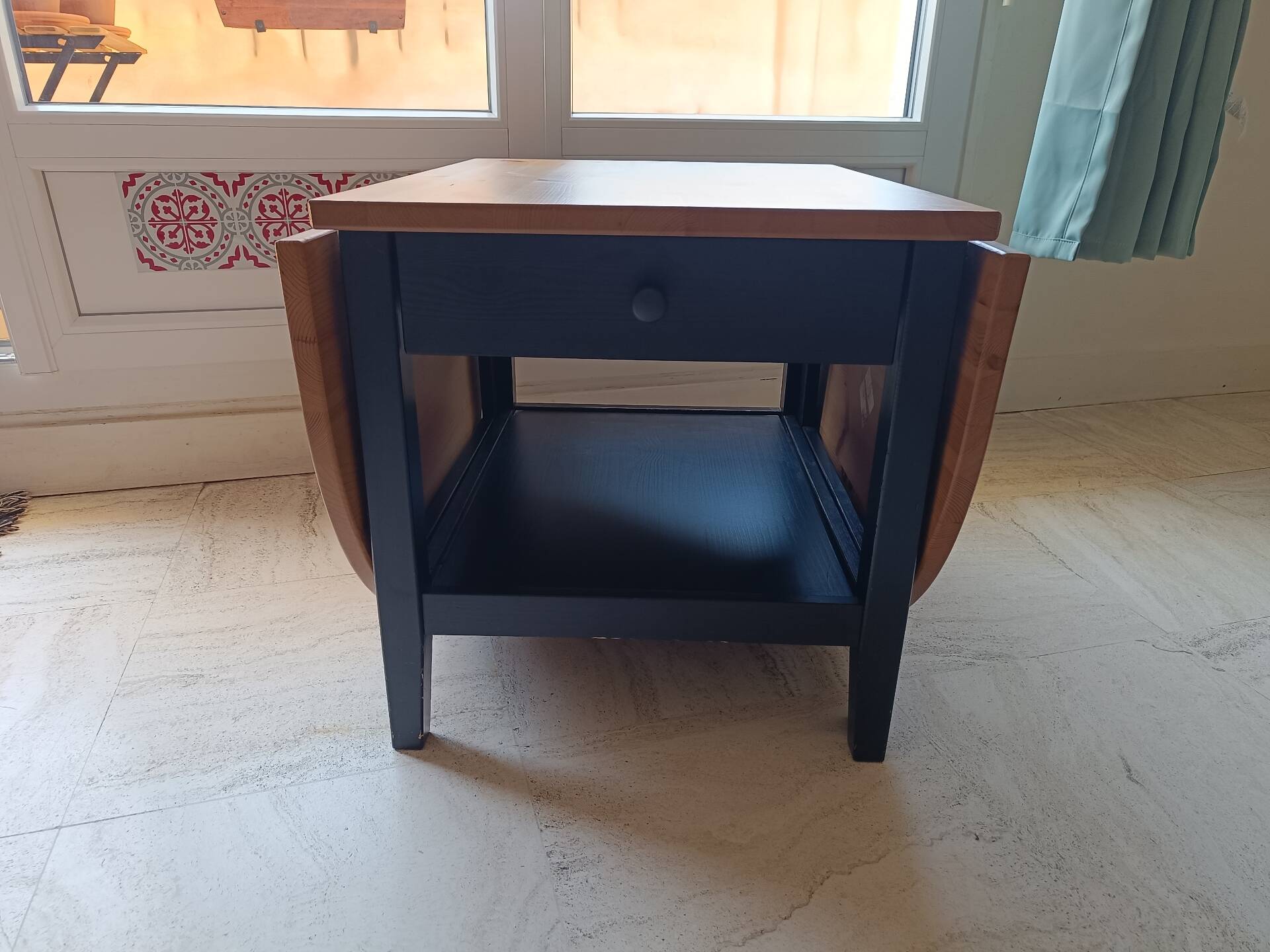 Retractable coffee table