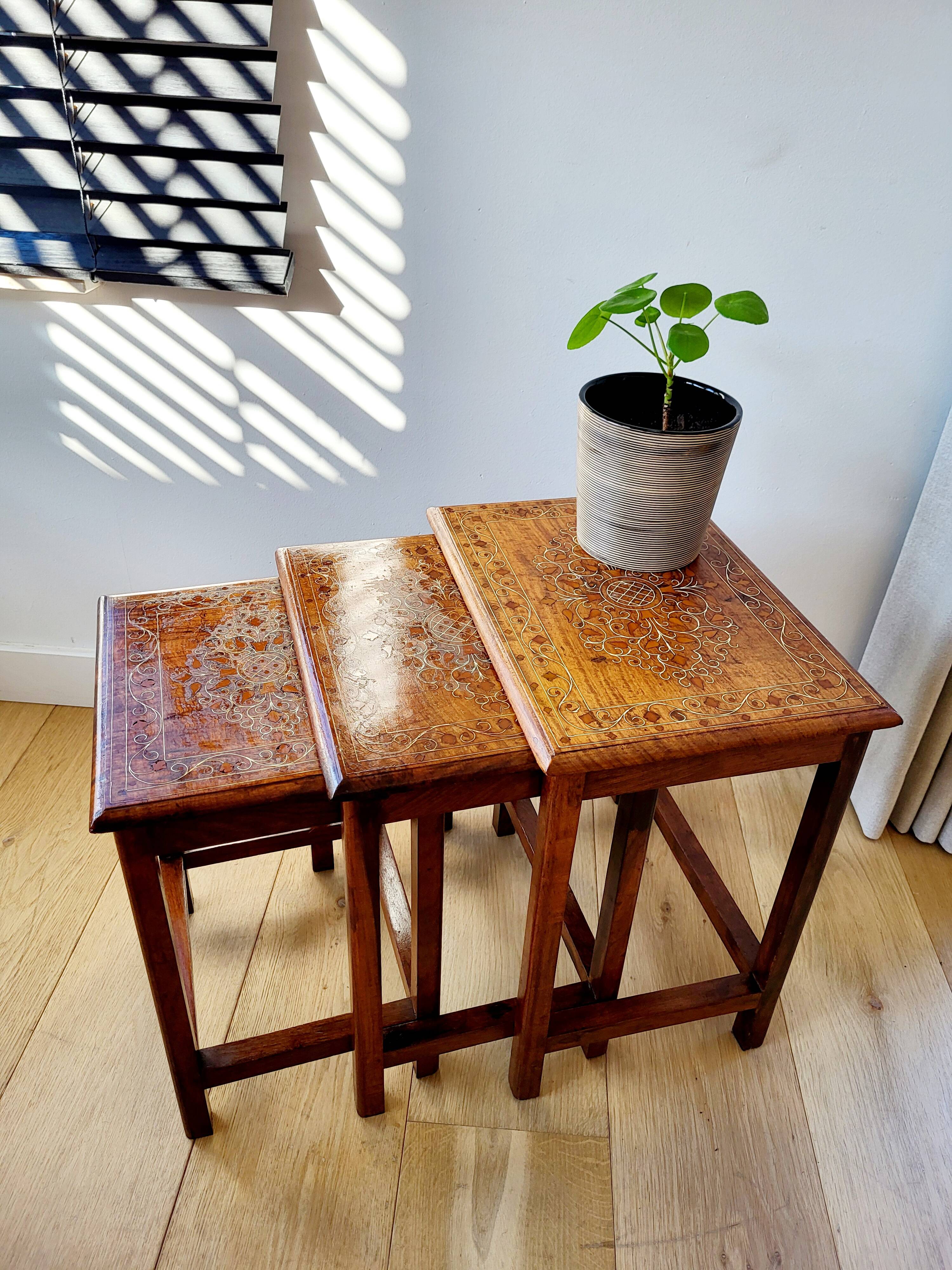 Ensemble de tables d'appoint ou tables gigognes vintage, 3 pièces, motif bois incrusté