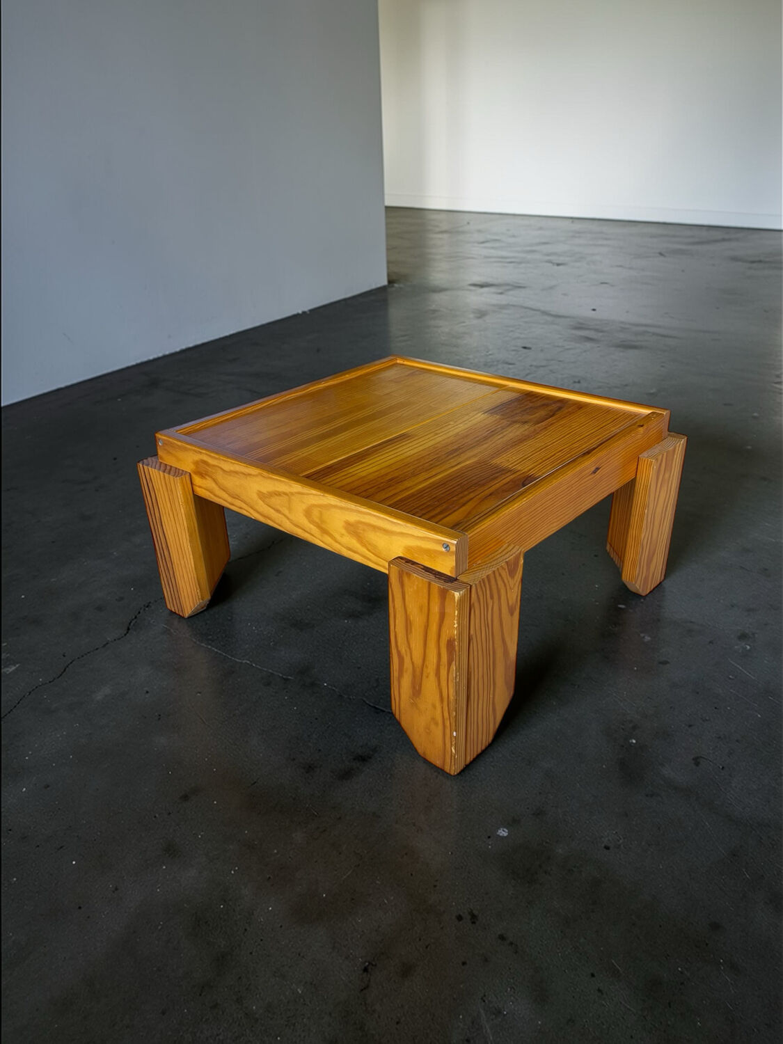 Pine coffee table from the 1980s.