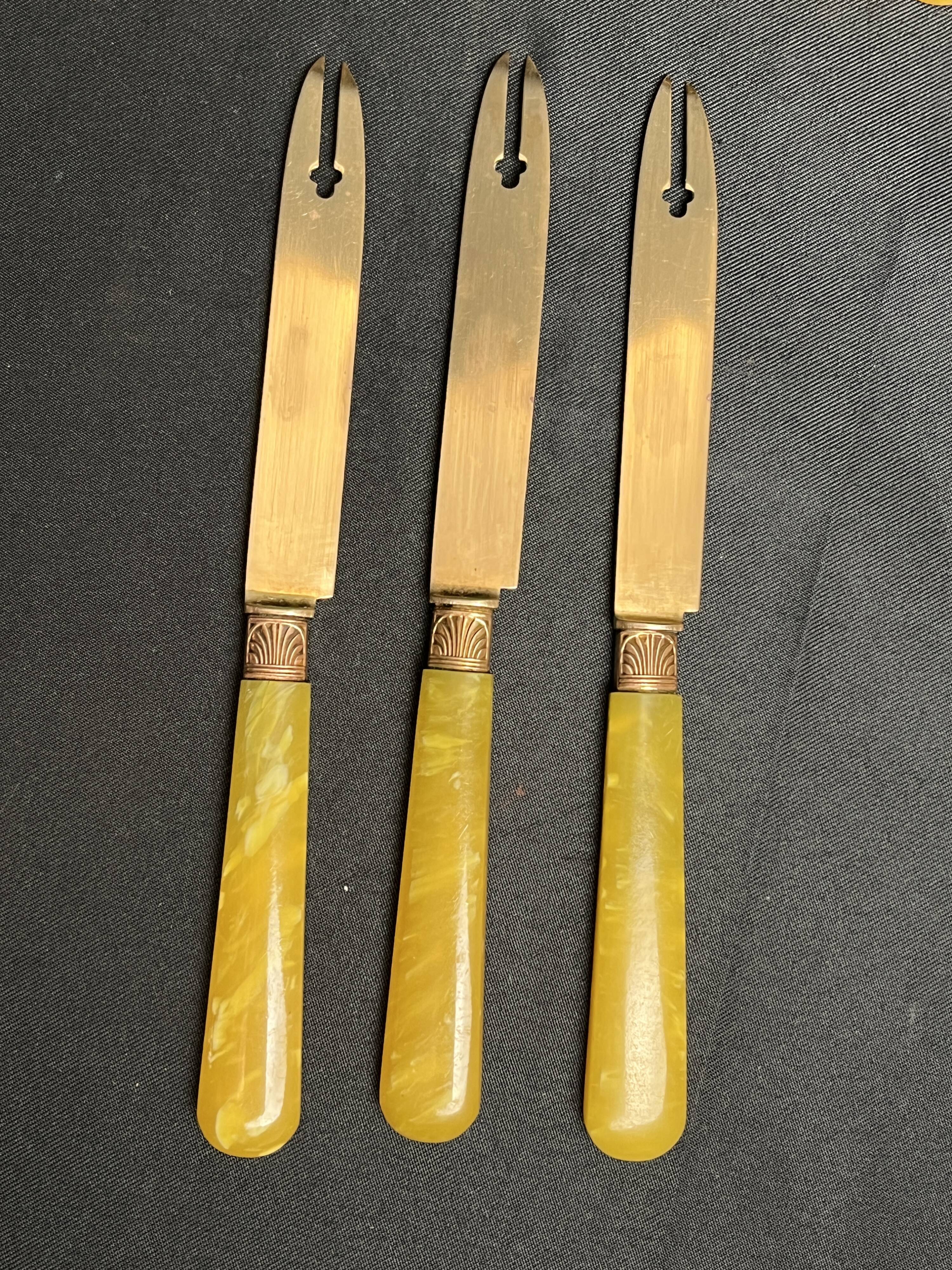 Tableware, case of 12 vermeil fruit knives and galalithe from the early 20th century.