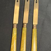 Arts de la table, écrin 12 couteaux à fruit vermeil et galalithe début XXXè