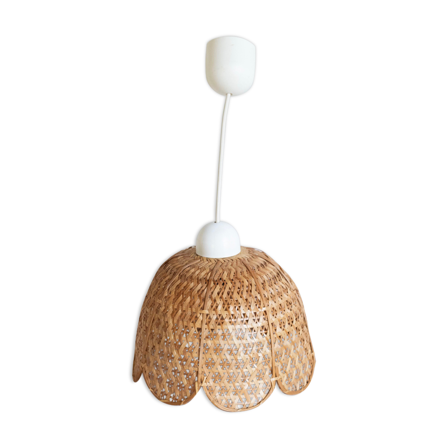 Vintage flower suspension in wicker rattan